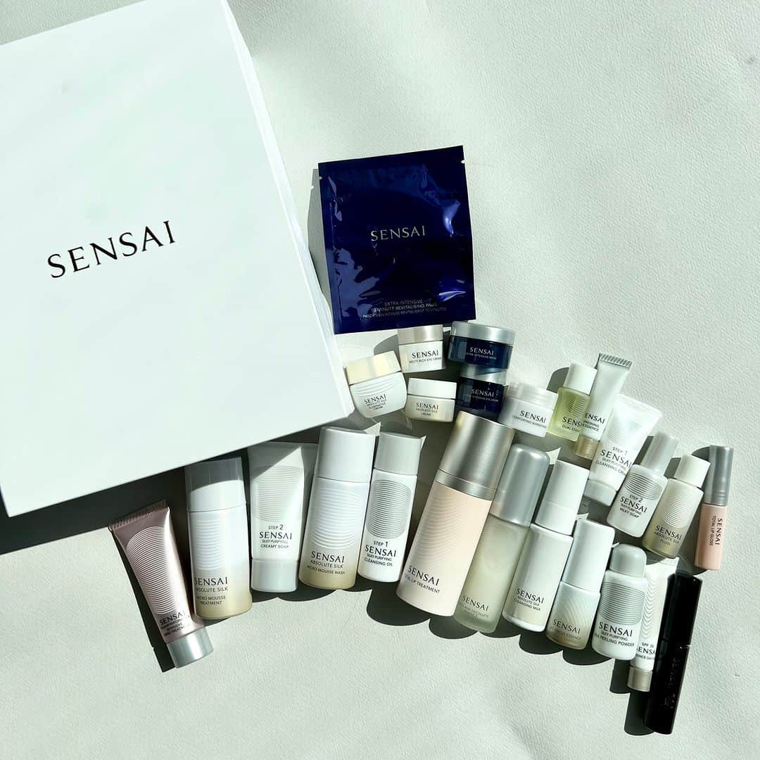 MAQUIA ONLINEさんのインスタグラム写真 - (MAQUIA ONLINEInstagram)「【#SENSAI 】からアドベントカレンダーが登場😍🎁  ■センサイ　アドベントカレンダー ￥39600 クレンジングから洗顔料、化粧水、美容液など人気のスキンケアアイテムから、ボディケア、メイクアイテムなど豪華なラインナップ✨雪の結晶や星々、縁起の良い吉祥文様があしらわれた美しい小箱にセットされています❄️  🔖2023年11月1日（水）数量限定発売 2023年10月25日（水）予約開始  ------------------------------------------- ⭐️🎄 クリスマスコフレを最速で公開中 ⭐️🎄 【@maquia.magazine】👈フォローお願いします🙏 人気ブランドの新作速報＆スウォッチを投稿中🧡 -------------------------------------------  #センサイ #クリスマスコフレ #クリスマスコフレ2023 #ホリデー #ホリデーコレクション #ホリデーコレクション2023 #マキア #maquia WEB編集Fu」10月17日 18時00分 - maquia.magazine