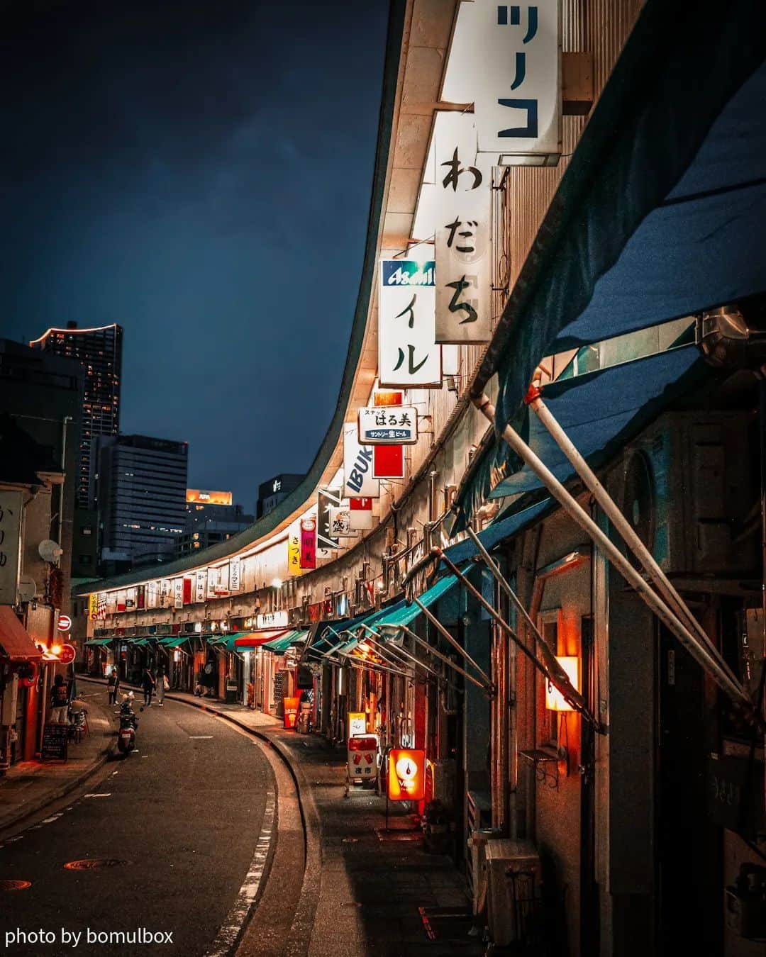 横浜市のインスタグラム：「Which one would you go in? 🍻 Photo: @bomulbox  #myyokohama   #yokohama #darlingescapes #beautifuldestinations #artofvisuals #somewheremagazine #discoverglobe #travelawesome #passionpassport #lovejapan #explorejapan #japanlife #japanfocus #japan_vacations #japanrevealed #よこはま #ヨコハマ #横浜」