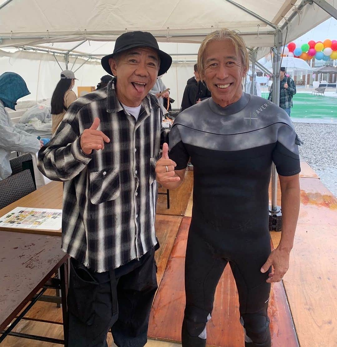 宇治田みのるのインスタグラム：「10/15(日) Minoru Ujita 60th Anniversary Fes  開場時は大雨☔️サーファーな私は開き直って ウエットスーツでお客様を迎え入れていると… 大雨の中いきなり現れたのは木梨憲武さんでした🤩  憲ちゃん夜に来るもんだと思っていたんだけど😅 どーしても夕方までに大阪に行かなきゃいけない 用事が出来てしまったとのことで 大雨の中わざわざやって来てくれました☔️🙏  本当に義理堅くて最高な憲ちゃん‼️ プレゼントを持って来てくれました‼️ まさかの朝イチ🤪 朝イチお客様が入り出した時だったから 受付でお手伝いして貰いたかったんだけど😆  つか大雨の中 朝イチで来てくれたお客さんは 憲ちゃんに会えてラッキーだったね✌️ 神様はちゃんと居るんだね☺️  憲ちゃん、ありがとうございました😊」