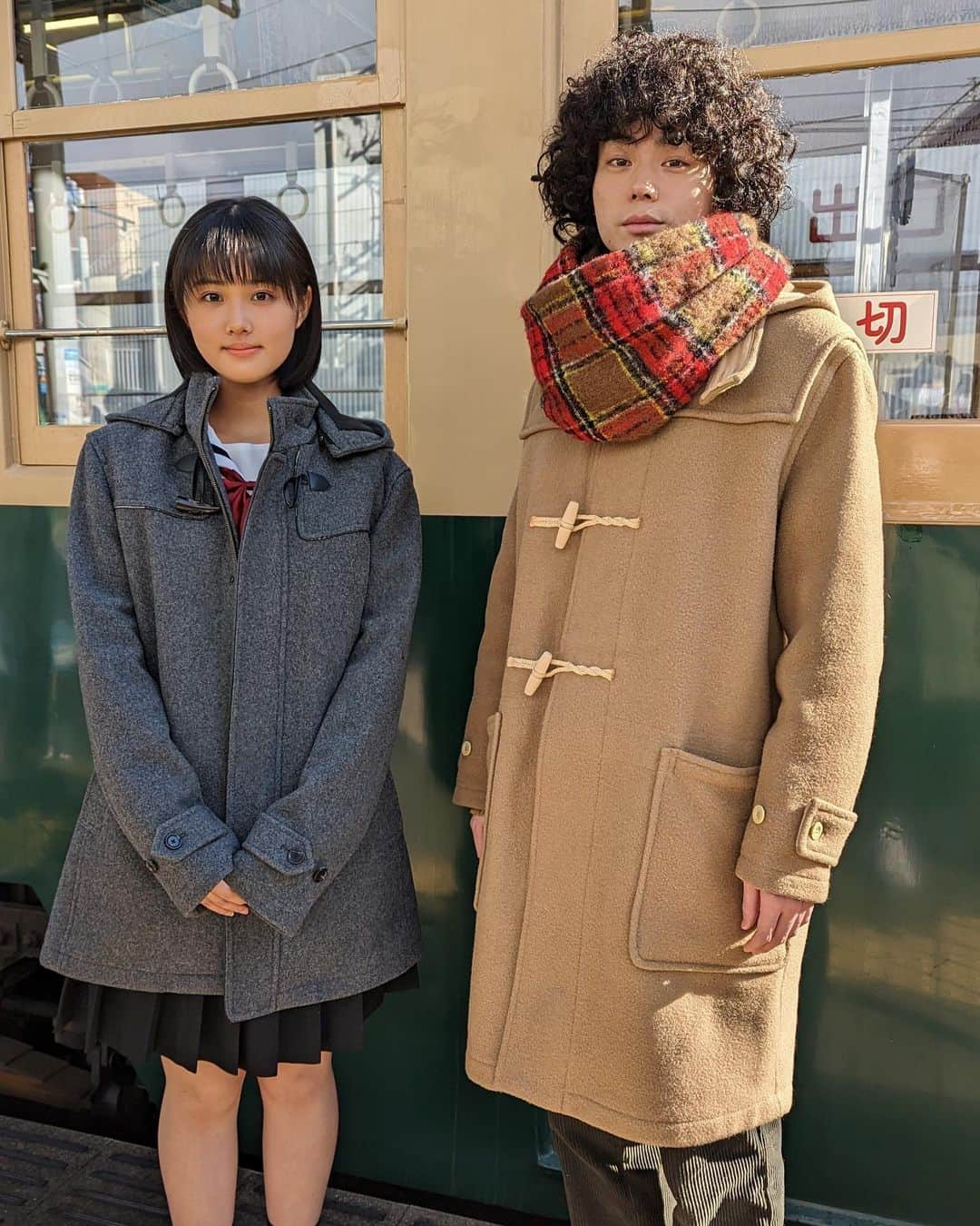 のインスタグラム：「. 広電ロケは1往復30~40分、 初日のロケでは2往復しました🚋  まだ会話シーンを 撮っていないからか 少し距離を感じる整と汐路です👀  12月のロケ最終日は 松山監督と記念撮影📸  監督のマフラーが斬新です🧣笑  #ミステリと言う勿れ #ミステリ映画 #ミスなか #菅田将暉 #松下洸平 #町田啓太 #原菜乃華 #萩原利久 #鈴木保奈美 #滝藤賢一 #でんでん #野間口徹 #松坂慶子 #松嶋菜々子 #伊藤沙莉 #尾上松也 #筒井道隆 #永山瑛太 #角野卓造 #段田安則 #柴咲コウ #kinggnu」