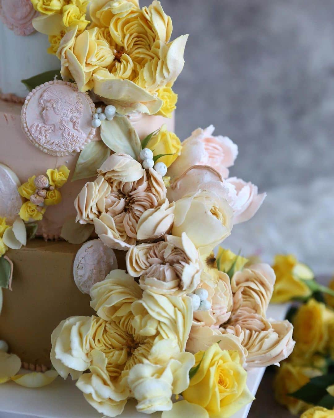 청담 수케이크 (atelier soo)さんのインスタグラム写真 - (청담 수케이크 (atelier soo)Instagram)「ㅡ Wedding ⚜️ Yellow & pink  웨딩용 English rose   #weddingsoo💕」10月17日 17時52分 - soocake_ully