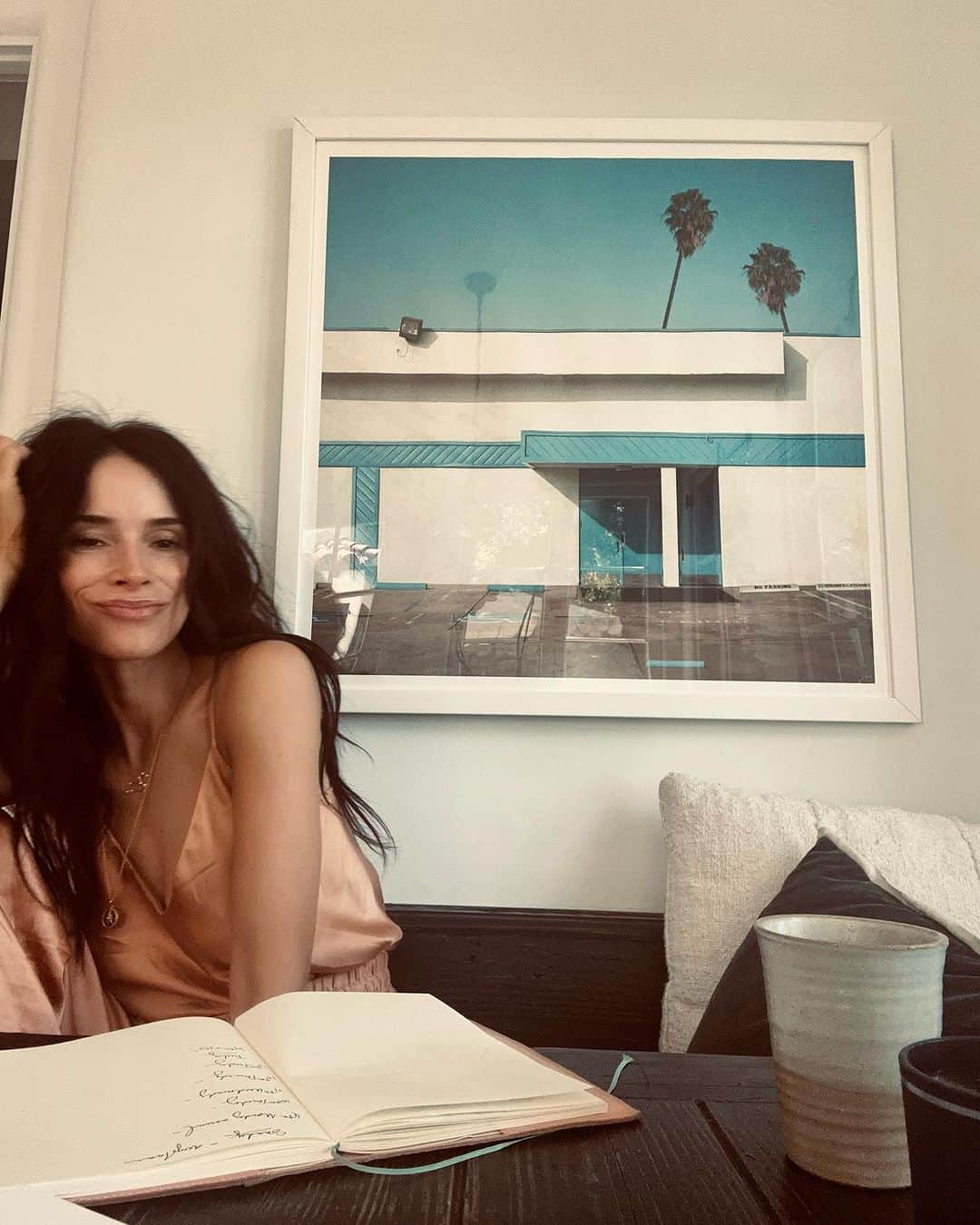 アビゲイル・スペンサーのインスタグラム：「Meditations on home & peace. ☮️」