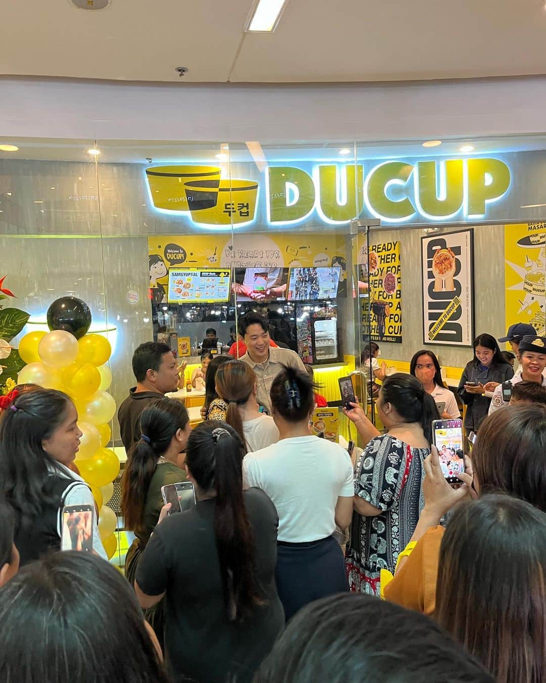 Ryan Bangさんのインスタグラム写真 - (Ryan BangInstagram)「DUCUP Festival Mall Alabang is now open 🫶  Thank you for always supporting me and my @ducupmnl ♥️  #ducup #ducupmnl #두컵 #컵밥 #필리핀」10月17日 17時54分 - ryanbang
