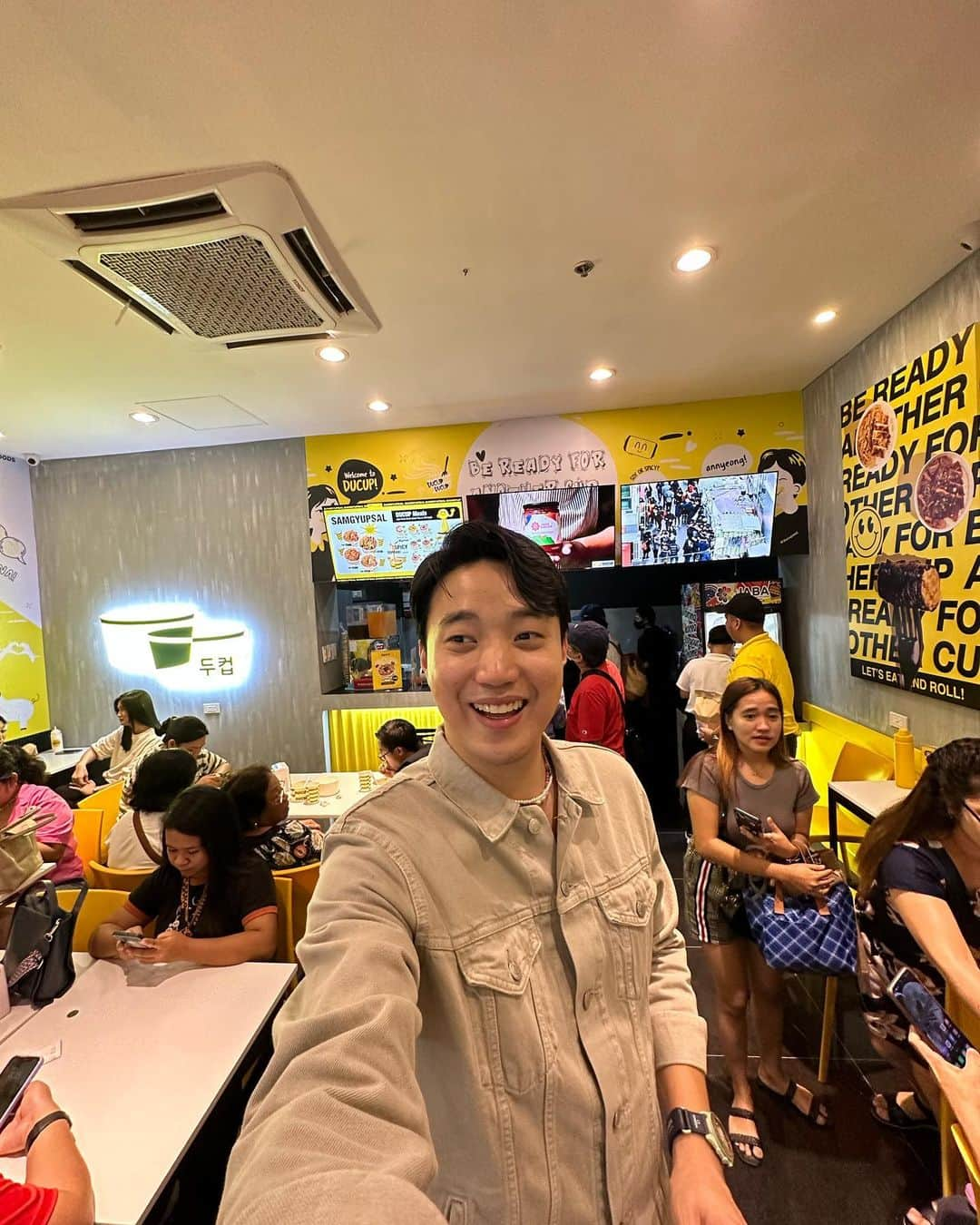 Ryan Bangさんのインスタグラム写真 - (Ryan BangInstagram)「DUCUP Festival Mall Alabang is now open 🫶  Thank you for always supporting me and my @ducupmnl ♥️  #ducup #ducupmnl #두컵 #컵밥 #필리핀」10月17日 17時54分 - ryanbang