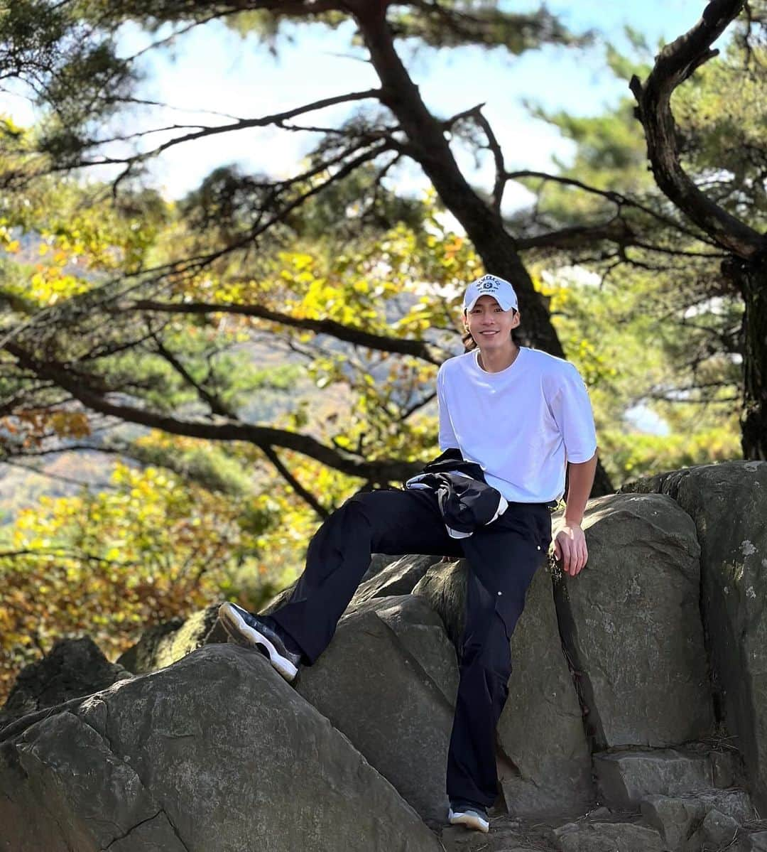 キム・ギョンナムのインスタグラム：「what a lovely weather❤️ 오랜만에 등산😎」