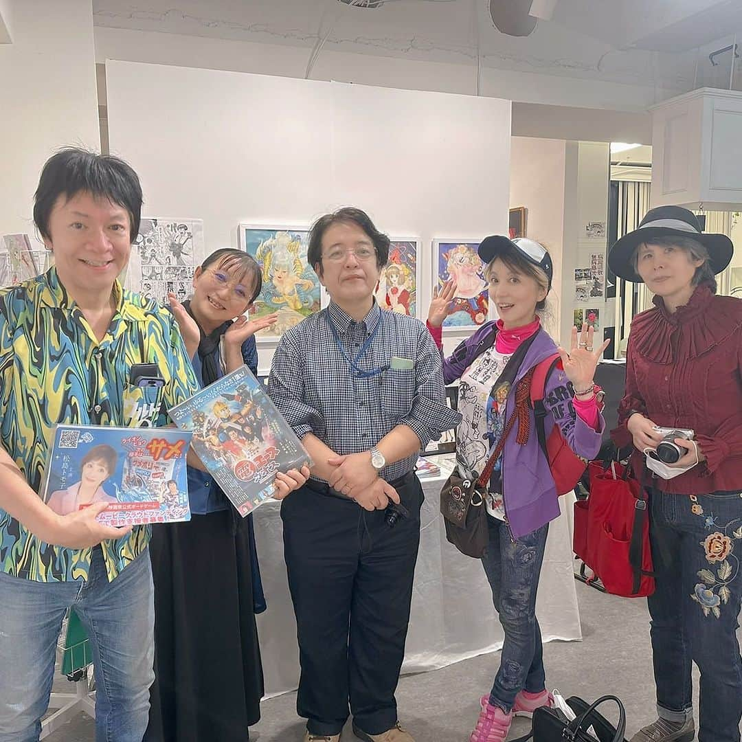 河崎実のインスタグラム：「永野のりこ個展 「未来へのオミヤゲ　― OMIYAGE NOW FOR THE FUTURE ―」最終日ギリギリ間に合ったー。蛮ちゃんもいたよ。」