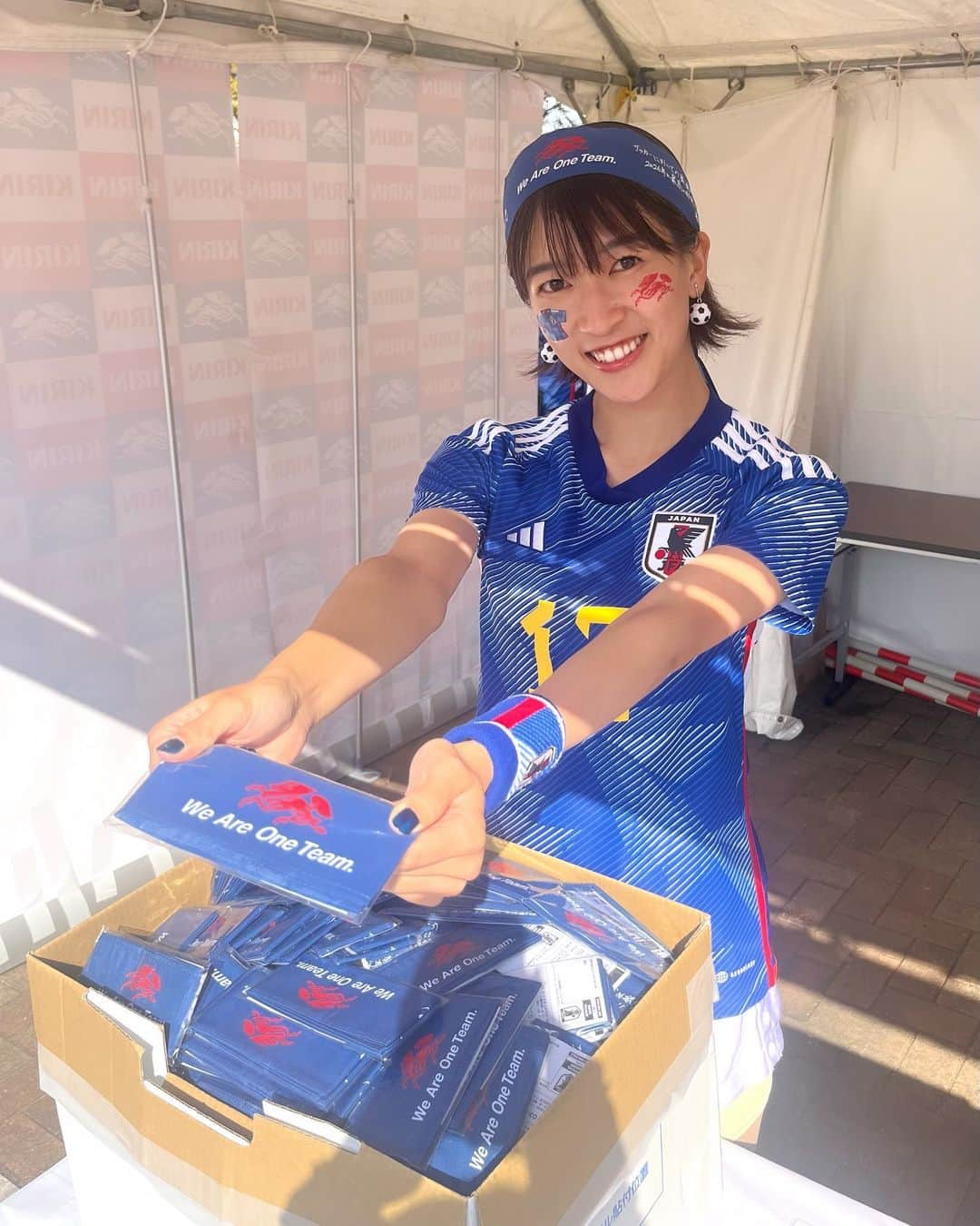 眞嶋優のインスタグラム：「ノエビアスタジアム神戸にやって来ました！！！  今夜は、キリンチャレンジカップ⚽️ 19:10キックオフ 🇯🇵日本vs チュニジア🇹🇳  現地で全力で応援します！ キリン 勝利のハチマキアンバサダーとして、 ハチマキの配布もお手伝いさせていただきました！  勝利のハチマキを巻いて、 皆で心を一つに応援します！ 頑張れ、日本〜！  I’m in Kobe now!  KIRIN CHALLENGE CUP 2023 Japan vs Tunisia  Let’s go Japan!  #PR #キリン #勝利のハチマキ #サッカー日本代表 #サッカー #ノエビアスタジアム神戸 #soccer #football #SAMURAIBLUE #daihyo #japan」