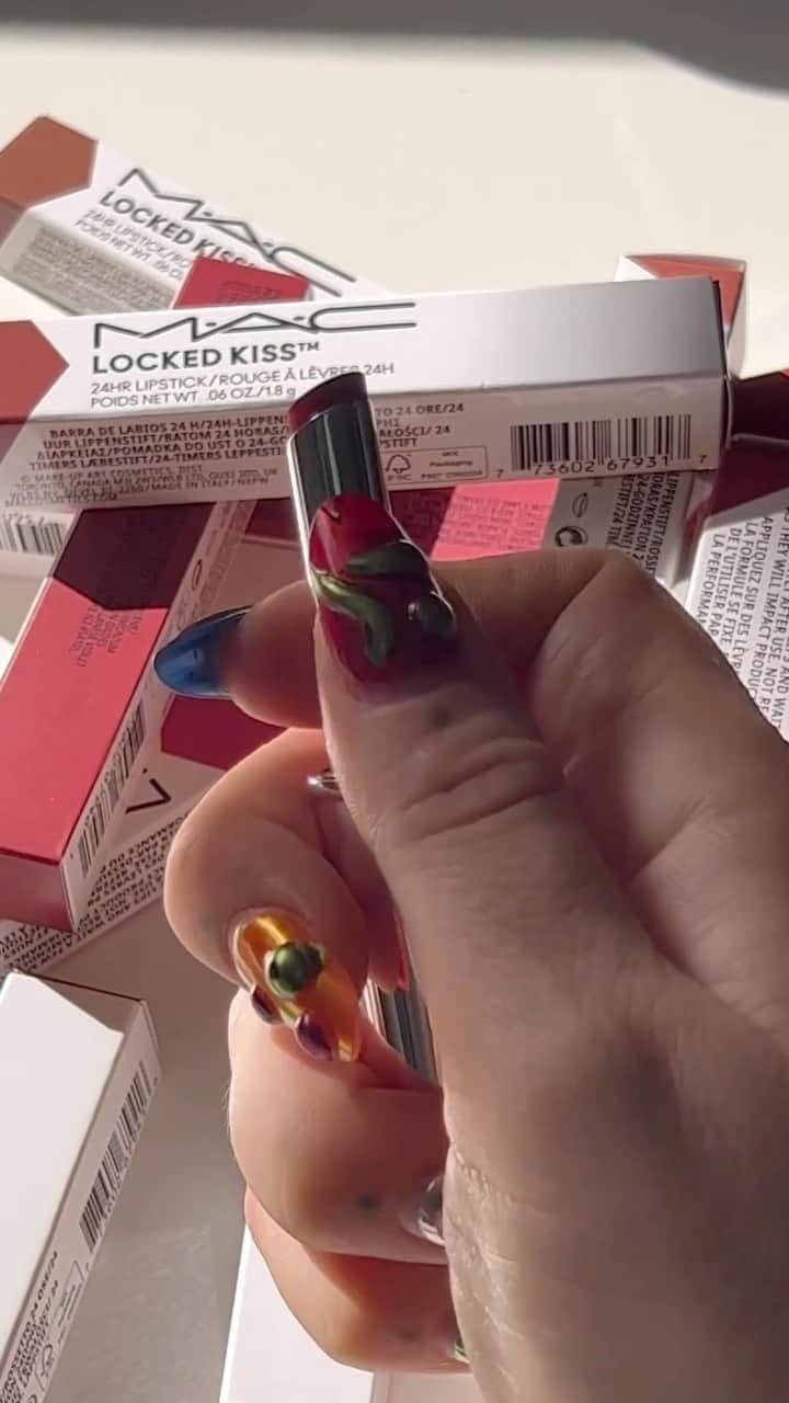 M·A·C Cosmetics Deutschlandのインスタグラム：「Lipstick ASMR 😍 hast du schon unsere neuen Locked Kiss Ink Lipsticks ausprobiert?   COLOUR: LOCKED 🔒Kussecht + Wasserfest 🔒Abriebfest 🔒18 matte Shades mit voller Deckkraft  COMFORT: LOADED 🔒24 Stunden flexibler Halt 🔒Ultra-cremige Textur 🔒Angereichert mit Passionsfrucht-Öl   Repost: @marieke_thibaut」