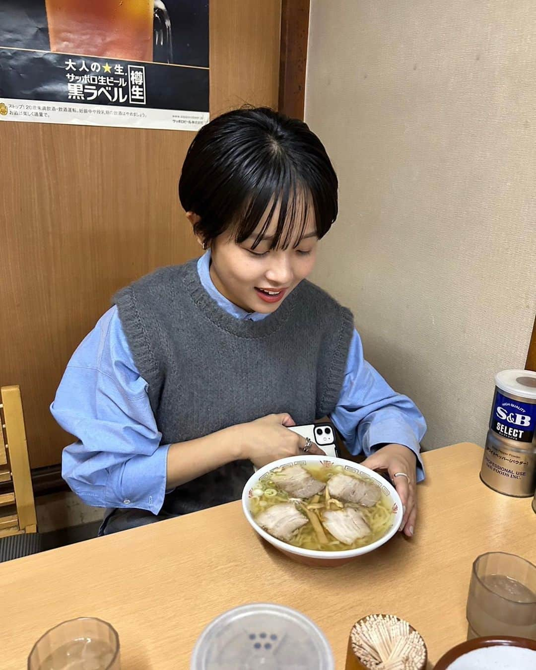 真雪のインスタグラム：「📍坂内食堂  喜多方ラーメンを食べたくて、旅館に泊まる前に寄った場所🍜♡ 最高においしかった〜〜 チャーシューが美味しかった☺️  ベストとシャツの格好しても福島は寒くて、やっと秋らしさを感じてきたよ〜  YouTubeに旅館VLOG載せるので写真今回少なめだ〜 動画たくさん載せるね🎥  #福島旅行 #福島観光 #福島グルメ #喜多方ラーメン #坂内食堂」