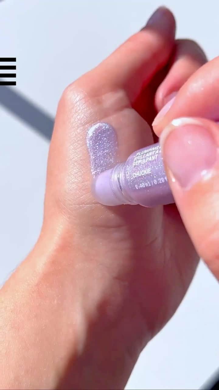 セフォラのインスタグラム：「Back in stock 🛒 Commentez des 💜 si le brillant à lèvres repulpant On Your Collar @r.e.m.beauty vous fait de l’œil ?   🎥 : @marinanalha   Uniquement chez Sephora. #SephoraFrance #SephoraLovesRareBeauty #Makeup」