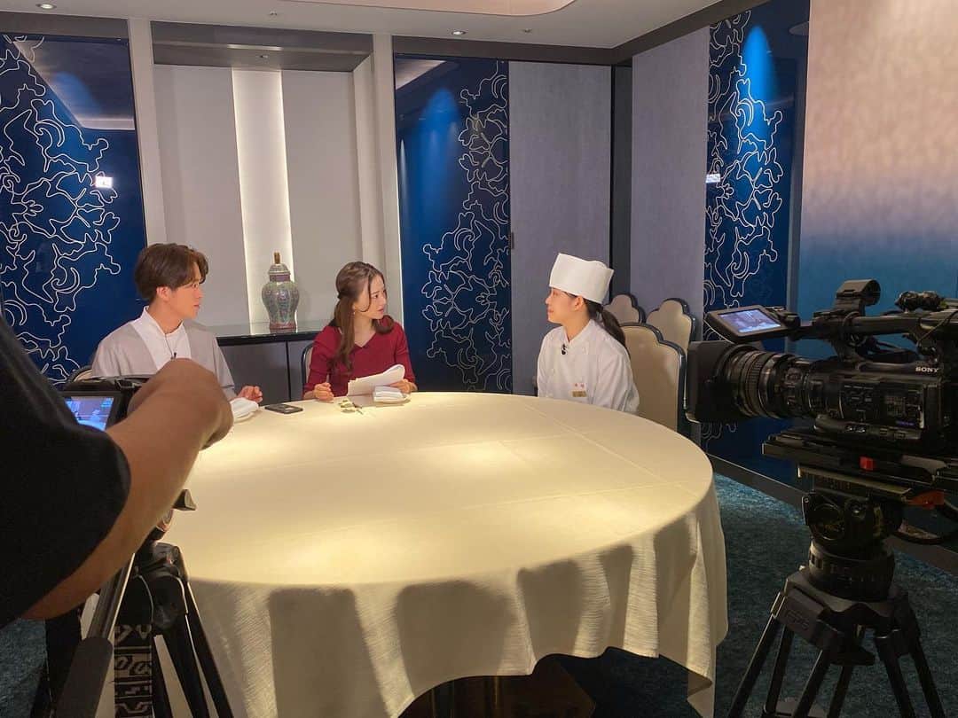 たけるさんのインスタグラム写真 - (たけるInstagram)「ホテル日航福岡、秋も楽しい🍁・ ・ 歴史ある１階メインBar・夜間飛行で頂くオリジナルカクテルも秋仕様。栗や柿を使い何とも芳醇、ついつい飲みすぎちゃう危険なやーつ‼️笑・ ・ バーテンダーの末永さん、夏のモヒートに引き続き、今回もやりますね〜🤩・ ・ 中国料理・鴻臚では、秋のプレミアム飲茶コース『桂秋飲茶』を開催✨・ ・ 25歳の若き点心師、古賀さん肝入りの絶品コースは、色とりどり、味わいも七色に楽しめる点心をメインとした大満足のコース。・ ・ しおりちゃんと満喫しちゃいました〜☺️・ ・ どちらも11月末まで楽しめます。オンエアチェックして頂き、是非日航へ足を運んでみてください🙌・ ・ ・ #ホテル日航福岡 #夜間飛行 #鴻臚 #みみよりサタデイ #TVQ #ロケ #坂井汐梨 さん  #TAKERU #たける #不動たける #ボイジャー #ウルトラマン #エントリーサービスプロモーション」10月17日 18時03分 - take_yan78