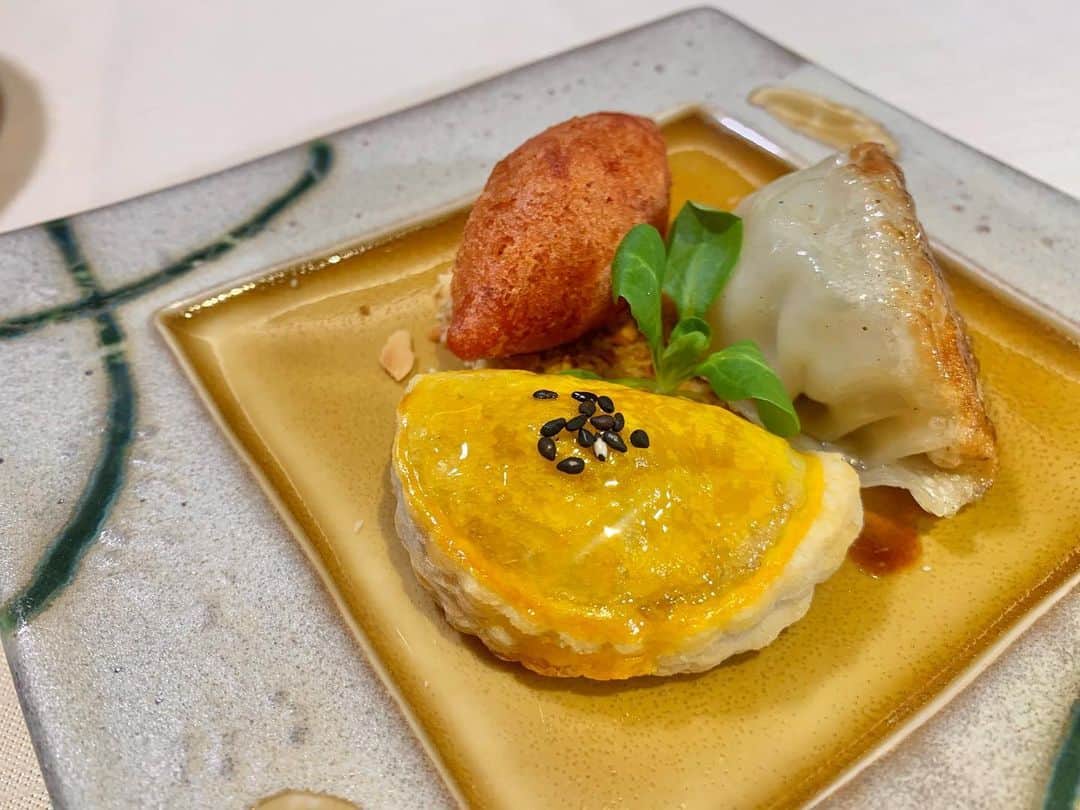 たけるさんのインスタグラム写真 - (たけるInstagram)「ホテル日航福岡、秋も楽しい🍁・ ・ 歴史ある１階メインBar・夜間飛行で頂くオリジナルカクテルも秋仕様。栗や柿を使い何とも芳醇、ついつい飲みすぎちゃう危険なやーつ‼️笑・ ・ バーテンダーの末永さん、夏のモヒートに引き続き、今回もやりますね〜🤩・ ・ 中国料理・鴻臚では、秋のプレミアム飲茶コース『桂秋飲茶』を開催✨・ ・ 25歳の若き点心師、古賀さん肝入りの絶品コースは、色とりどり、味わいも七色に楽しめる点心をメインとした大満足のコース。・ ・ しおりちゃんと満喫しちゃいました〜☺️・ ・ どちらも11月末まで楽しめます。オンエアチェックして頂き、是非日航へ足を運んでみてください🙌・ ・ ・ #ホテル日航福岡 #夜間飛行 #鴻臚 #みみよりサタデイ #TVQ #ロケ #坂井汐梨 さん  #TAKERU #たける #不動たける #ボイジャー #ウルトラマン #エントリーサービスプロモーション」10月17日 18時03分 - take_yan78