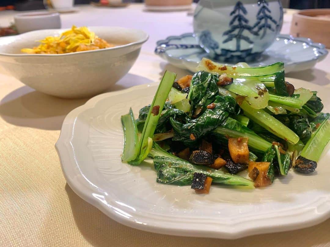 たけるさんのインスタグラム写真 - (たけるInstagram)「ホテル日航福岡、秋も楽しい🍁・ ・ 歴史ある１階メインBar・夜間飛行で頂くオリジナルカクテルも秋仕様。栗や柿を使い何とも芳醇、ついつい飲みすぎちゃう危険なやーつ‼️笑・ ・ バーテンダーの末永さん、夏のモヒートに引き続き、今回もやりますね〜🤩・ ・ 中国料理・鴻臚では、秋のプレミアム飲茶コース『桂秋飲茶』を開催✨・ ・ 25歳の若き点心師、古賀さん肝入りの絶品コースは、色とりどり、味わいも七色に楽しめる点心をメインとした大満足のコース。・ ・ しおりちゃんと満喫しちゃいました〜☺️・ ・ どちらも11月末まで楽しめます。オンエアチェックして頂き、是非日航へ足を運んでみてください🙌・ ・ ・ #ホテル日航福岡 #夜間飛行 #鴻臚 #みみよりサタデイ #TVQ #ロケ #坂井汐梨 さん  #TAKERU #たける #不動たける #ボイジャー #ウルトラマン #エントリーサービスプロモーション」10月17日 18時03分 - take_yan78