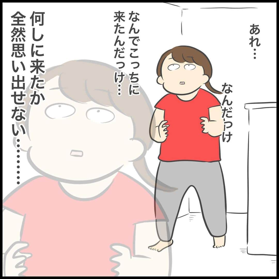 ぽんぽんのインスタグラム：「台所を出た瞬間何をするつもりだったのかを忘れ（三歩歩いたら忘れるのよねー） なんだっけ…と考えながら目をやった先に子供たちがいたのでウザ絡みしてみました。笑  全然違うことをしている内に目的を思い出すこともあるんだけど、この日は結局思い出せずに終わりました。  母によるうざ絡みを受け入れてくれるかどうかは子供たちの気分次第でして。笑  ジロに拒否されるのはなかなか珍しく、 タロは仕方な〜くでも割といつでもノってくれますね。  優し！  #うざい母　#ごめんね #何しようとしてたんだっけ  #すぐ忘れる  #タロ　#10歳　#4年生 #ジロ　#8歳　#2年生  #2歳差 #兄弟  #ぽんぽん #育児漫画 #ライブドアインスタブロガー」