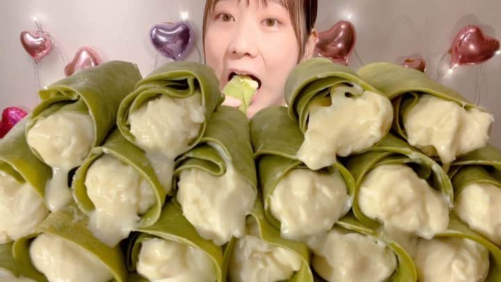 のインスタグラム：「抹茶ホワイトチョコクレープ💚🤍Matcha White Chocolate Crepe Rolls💚🤍 #asmr #asmreating #eating #mukbang」