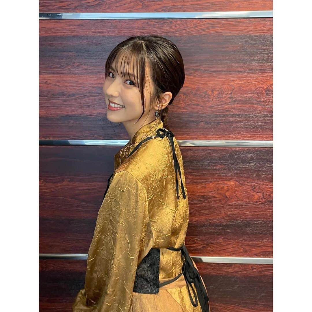 真野恵里菜さんのインスタグラム写真 - (真野恵里菜Instagram)「明日！ 10月18日夜10時〜 TBS「水曜日のダウンタウン」 スタジオゲスト出演します📺 . . なんと！2回目です🫧 また呼んでもらえてとっても嬉しかったし 収録は本当に楽しくてたくさん笑ってあっという間でした！！ 「説教の達人」めちゃくちゃ面白かった😂 . . 衣装はいつもとちょっと雰囲気変えてみました🧡 トップス @sahara_japon  スカート @vannie__u  ブーツ @dianashoespress  ピアス @abiste_official  #水曜日のダウンタウン  #収録 #衣装 #見てね」10月17日 18時05分 - erinamano_official