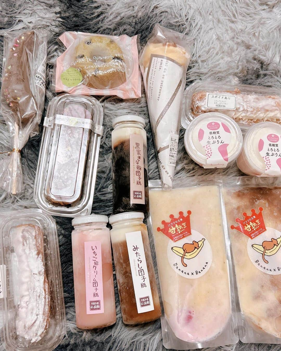 satomiさんのインスタグラム写真 - (satomiInstagram)「💐🍰🍮 ・ クレープにハマってます🥰 ・ 甘いもの食べたくて（@mujinya_sweets）様で お取り寄せ😆70種類以上のスイーツが24時間購入できるって最高🫶 ・ 今クレープ、モンブラン、プリンにハマってます🥰🫧🫧美味しいお店教えてほしいです笑🌰 ・  PR @mujinya_sweets #加古川スイーツ  #茨木スイーツ  #高槻スイーツ  #吹田スイーツ  #大阪スイーツ  #スイーツギフト  #東大阪スイーツ  #MUJINYAスイーツブーケ #スイーツ女子 #モンブラン #クレープ  #和菓子 #ダイエット #筋トレ女子 #甘党トレーニー #糖質制限 しんどい #脂質制限　しんどい #トレーニング #筋トレ女子 #食べたら動く #痩せたい」10月17日 18時05分 - saatoomii47