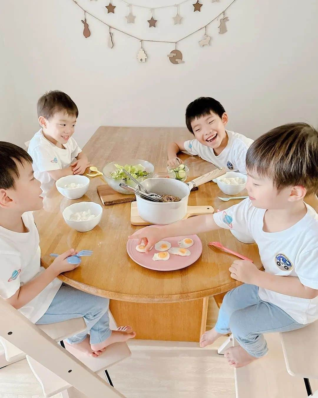 吉野家さんのインスタグラム写真 - (吉野家Instagram)「みんなでワイワイ🎉《おうち吉野家🏠》  📣 @triplets_mom_of_4.jpさんの 投稿をご紹介！！ ぜひ参考にしてくださいね💗 \ みんなでワイワイ！ / おうち吉野家🏠 @yoshinoya_co_jp ⁡ おうちで簡単にお店の味が楽しめる、 おうち吉野家「冷凍牛丼の具」を お試しさせていただきました。 ⁡ みんながいるお休みの日のランチに 自分好みのどんぶりを作ろうの会を開催！ ちょっとしたお野菜と うずらの卵の目玉焼き🍳（可愛い！😍）と、 吉野家の冷凍牛丼の具を湯煎して （レンジでチン3分でもできます） ドーンとテーブルにセットしただけ！😆 ⁡ みんなでワイワイと思い思いの どんぶりが完成しました。 自分で作ると（盛り付けると）楽しいし いっぱい食べますよね♡ 少食のゆーちゃんも完食してました☺️ ⁡ おうち吉野家は保存料不使用で安心。 しかも、出来立てを急速冷凍しているから、 美味しさが持続！ お店にいかなくてもおうちでお店の味を 簡単に楽しめるのは嬉しいです♪ ごはんのメニューを考えるのに疲れた時や、 もうご飯作りたくなーい！って時用に 冷凍庫に常備しておくのも便利と思いました✨ ⁡ 4パック一気に開けたけど、 6人で大満足のボリュームでした♡美味しかった😋 今度はキムチ買っといて、キムチ牛丼再現したいな❣️  ⁡～～～～～～～～～～～～～～～～～～～  #おうち吉野家 は 忙しいママとパパの味方！  皆さんの#おうち吉野家 を使った レシピをご紹介中🍀 吉野家冷凍食品で カンタンおいしいごはんを楽しもう♪ 定期便注文する人が急増中！の おうち吉野家を ぜひ公式サイトよりお買い求めください☺  公式サイトはプロフィールURLから🔽 @yoshinoya_co_jp  #おうち吉野家  #yoshinoya  #吉野家冷凍牛丼の具  #牛丼 #吉野家 #おうちごはん #休日ランチ #自分好み #休日ごはん  #簡単レシピ  #お助けレシピ#アレンジレシピ  #冷凍食品 #おうちごはんレシピ #時短ご飯  #肉うまレシピ  #今日のごはん #美味しいもの好きな人と繋がりたい #肉うまレシピ #お店の味 #簡単レシピ大好き #今日のメニュー」10月17日 18時05分 - yoshinoya_co_jp