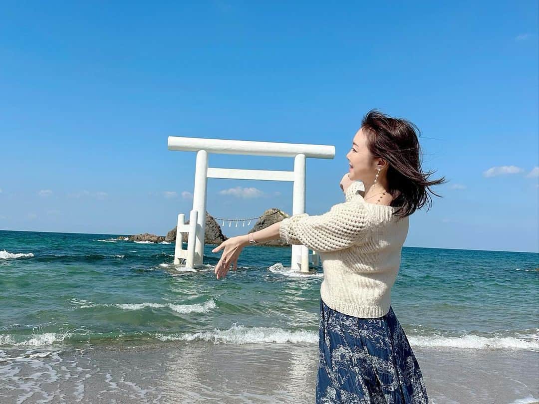 麻生あくらのインスタグラム：「糸島へ🌊~🎵  広尾のアラジン川崎シェフ🇫🇷が糸島に移られたので表敬訪問！🫡🩷 突撃訪問にもかかわらずマダムと歓待してくださり糸島横断ドライブも連れて行っていただき感動の連続🚗🩷  そしてそしてー！ 期待はしていたものの笑笑😆🤭😝 川崎シェフがランチを❣️ 川崎家庭料理って👩‍🍳家庭料理じゃない！ なんて美しく美味しいのでしょう。 シェフの素晴らしい腕はもちろん健在だし、フランス料理への愛と優しさが詰まった感動のお料理の数々。涙が出そうに。 豚足リクエストにも応えてくださり恐悦至極❣️🐖 最高っに美味しかったー‼️ フランス料理って改めて美味しい😋 心身ともにエナジーチャージ✨✨  川崎シェフ、ゆりえマダム、本当に素敵なお時間をありがとうございました❣️ J’étais très heureuse ✨💖  #フランス料理を愛しています # フレンチ #川崎家庭料理🩷 #フランス料理 #しあわせ」
