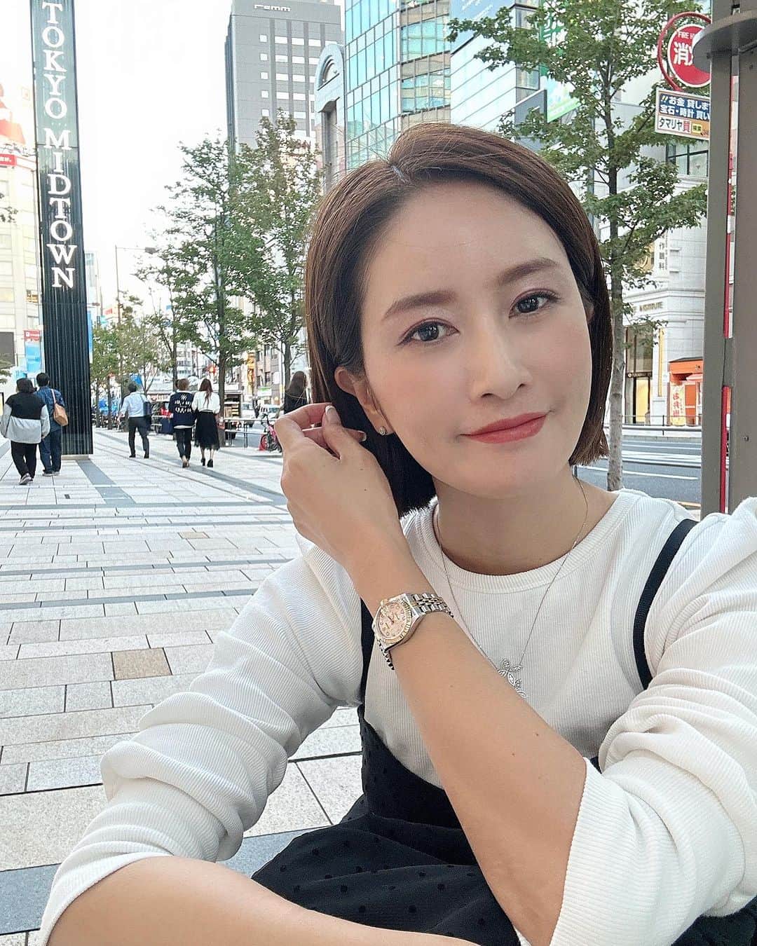 KAORI.OMURA 大村香織のインスタグラム：「今日も秋晴れでしたね☀️ 打合せで外に出たのでメイクは @lauramercier の ホリデイコレクションを使って みました☺︎  星空の煌めきを纏う アイカラーパレットに 柔らかな血色感のチーク  目元と口元に、はっきりした色を 乗せてる日はチークは 柔らかい色に仕上げます☺︎  秋の金木犀の香りは ふんわり香ってくるのだけど 周りを見渡しても 見当たらない事が多いのが謎🧐  #PR#クリスマスコフレ#ホリデーコレクション #ローラメルシエ#メイク好きさんと繋がりたい #デパコス」