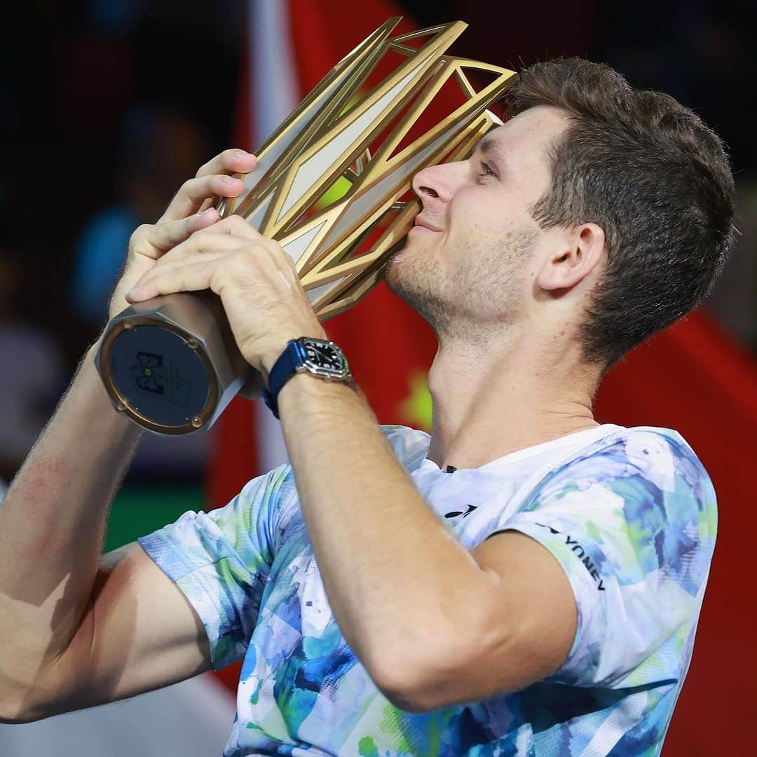 フベルト・フルカチュのインスタグラム：「Congratulations to @hubihurkacz, Gerald Charles Friend of the Brand, for his extraordinary victory at ATP Tournament Master 1000 in Shanghai.🏆 During the tournament he was wearing the light and ergonomic GC Sport in titanium with the screw-down crown on the left. - #geraldcharles #geraldgenta #watchcollector #luxurywatch #swissmade #watch #swisswatch #swisswatches #swisswatchmaking #tennis #tennisplayer #rolexshanghaimasters #atptour #hurkacz @atptour @rolexshmasters」