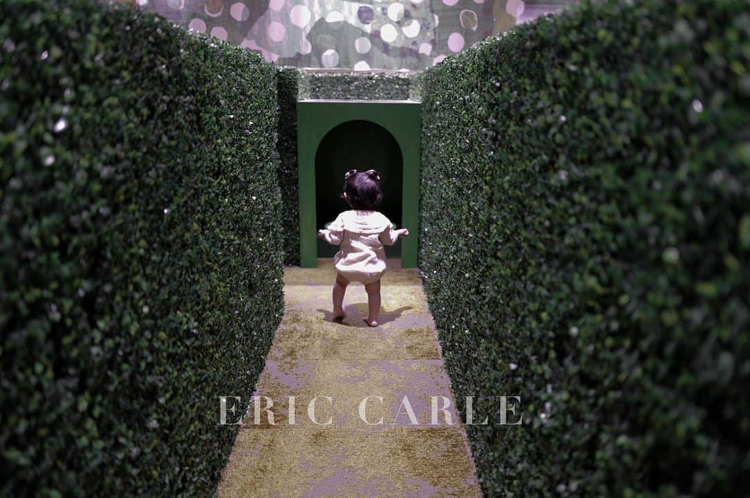 仲村美香のインスタグラム：「先日パパと一緒に 二子玉川ライズ内にある PRAY!PARK ERIC CARLEの遊び場へ✨  0-1歳だけが遊べるエリアがあったり 可愛い写真スポットたくさん😍😍😍 娘ちゃん歩けるようになったので かなり楽しかったらしく ずーっと歩き回っていた🤣🤣🤣🫶  0歳は無料なんだって😳 1歳からは大人と同じ2500円だから 1歳になる前に来たらお得かも🥹笑」