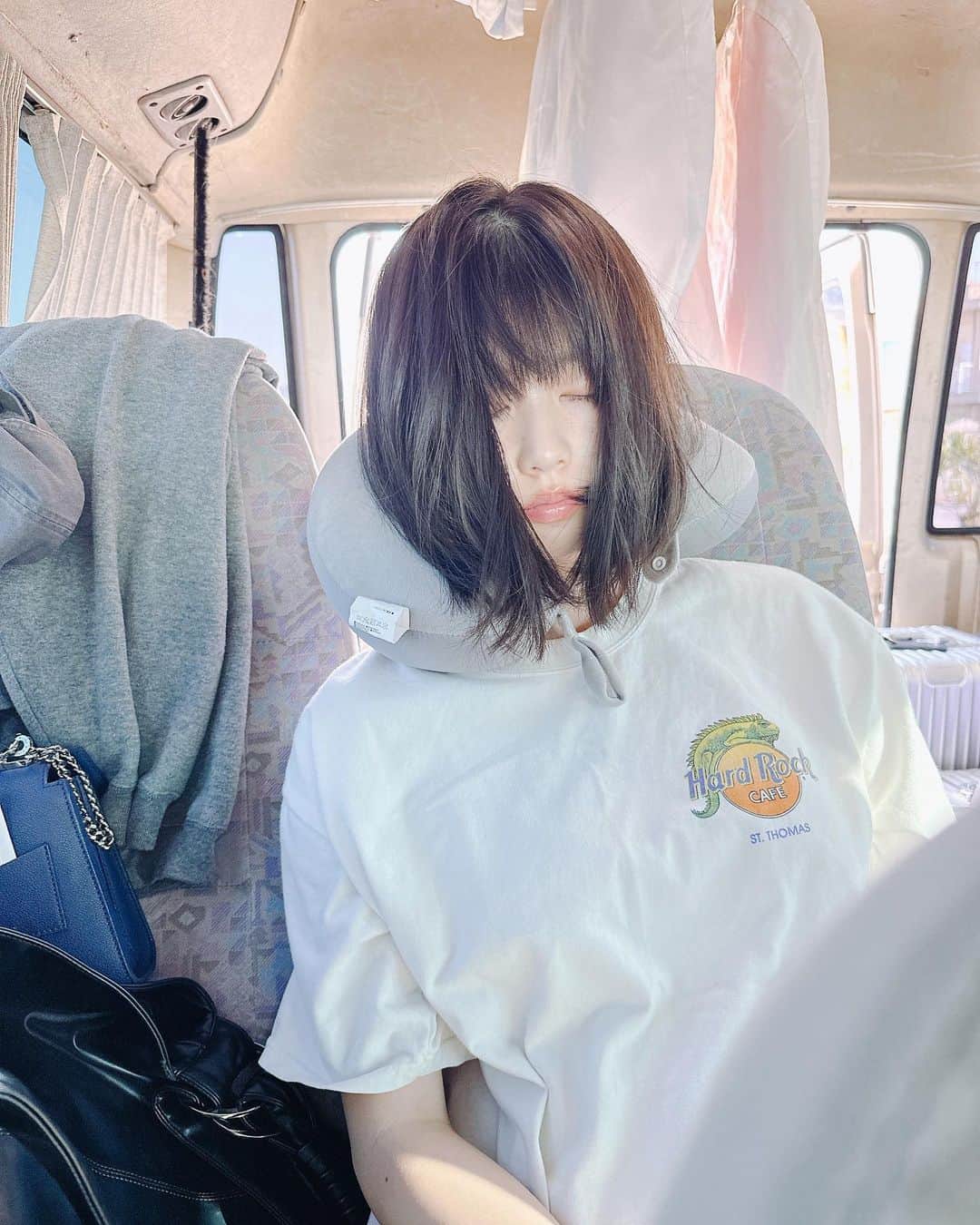冴木柚葉のインスタグラム：「. 24歳なっちゃいました！！ 本当に一年あっという間🥹💓  毎日が本当に幸せで でもたまに辛いこととかもあって 美味しいもの食べて沢山寝て そしたらまた幸せで、、、  そんな1年でしたかね🤭  まだまだ未熟な所ばかりですが、 24歳、もっともっと働きたいです🔥 仕事、ください！！！！ よろしくお願いします！！！！！  仕事もプライベートも常に充実を目指して！ 今日からまた精一杯生きていきます！✊  写真はつい最近の…😪笑 誕生日くらいオフすぎるの載せよっかなって笑  2枚目は空がとっても綺麗だった日！ この空みたいに清々しい心で1年過ごせたらな〜 と思って選びました🌞」