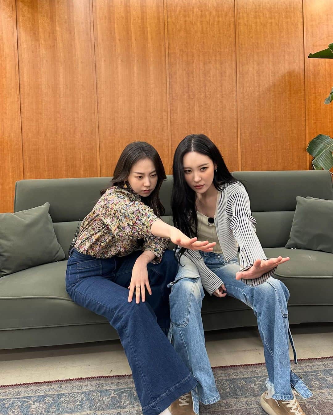 アン・ソヒのインスタグラム：「안녕하세요 저희는 미소에요!🫡👭🏻👯선미와 함께 한 첫 토크 컨텐츠 대박!스트레인저 대박!link in bio #미소 #미소로우주정복」