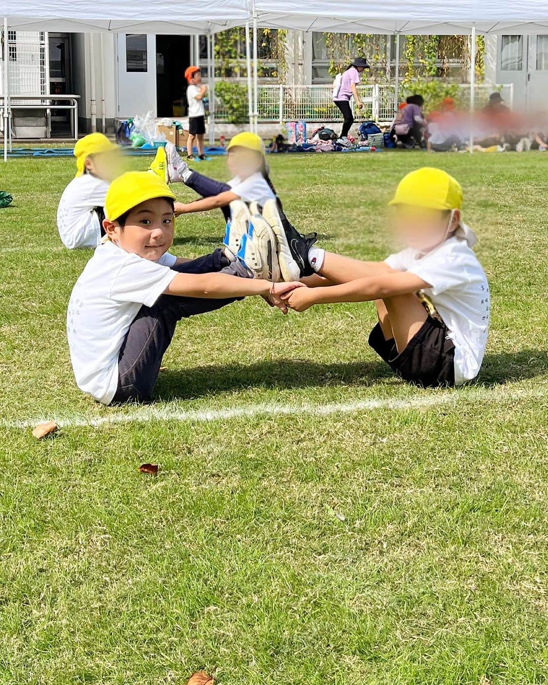 藤田志穂さんのインスタグラム写真 - (藤田志穂Instagram)「保育園最後の運動会、お疲れ様でした🙌 ・ 数年前の運動会では、保育士さんとずっと手を繋いでいて、一瞬たりとも踊らなかった子と本当に同一人物なの？！😳 ・ って位に、リレーや出し物や遊戯などなど。。。 ・ 本当に成長を感じる、最高な最後の運動会でした🥹🙏 ・ 普段 保育園で体操教室があって、バランス取ったり皆んなで扇をやったり、日々の成果を見せてくれたんだけど。。。 ・ 最後のブリッジだけ惜しかったな〜（最後の動画😂） ・ でも やる気は伝わる👍（笑） ・ 来年 小学生になった時の運動会は、どんな感じになるのか楽しみだ😋 ・ そして これから遠足やら発表会やら色々と行事があるけど、全部が「保育園最後」と思うと、何だか感慨深いもんですね🥲 ・ #保育園最後 #運動会 #ドヤ顔特集 #ちなみに #この帽子は #子鉄からの #リクエスト 😂 #最近 #ファッションチェック #してくるんだよな😂」10月17日 18時13分 - shiho_fujita44