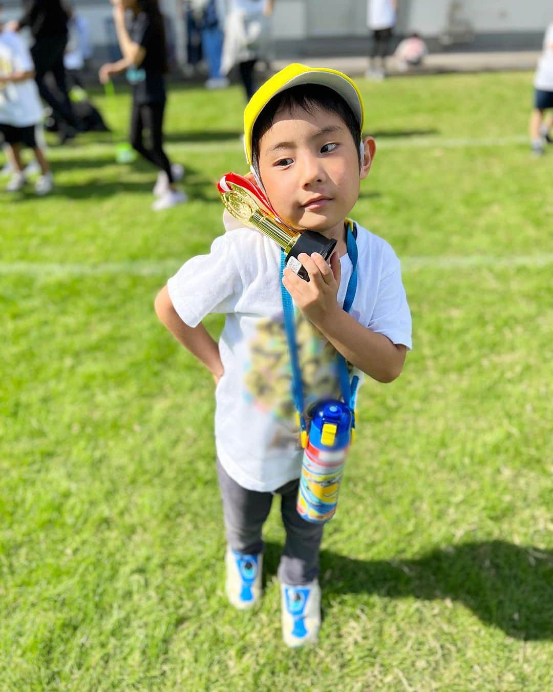 藤田志穂さんのインスタグラム写真 - (藤田志穂Instagram)「保育園最後の運動会、お疲れ様でした🙌 ・ 数年前の運動会では、保育士さんとずっと手を繋いでいて、一瞬たりとも踊らなかった子と本当に同一人物なの？！😳 ・ って位に、リレーや出し物や遊戯などなど。。。 ・ 本当に成長を感じる、最高な最後の運動会でした🥹🙏 ・ 普段 保育園で体操教室があって、バランス取ったり皆んなで扇をやったり、日々の成果を見せてくれたんだけど。。。 ・ 最後のブリッジだけ惜しかったな〜（最後の動画😂） ・ でも やる気は伝わる👍（笑） ・ 来年 小学生になった時の運動会は、どんな感じになるのか楽しみだ😋 ・ そして これから遠足やら発表会やら色々と行事があるけど、全部が「保育園最後」と思うと、何だか感慨深いもんですね🥲 ・ #保育園最後 #運動会 #ドヤ顔特集 #ちなみに #この帽子は #子鉄からの #リクエスト 😂 #最近 #ファッションチェック #してくるんだよな😂」10月17日 18時13分 - shiho_fujita44