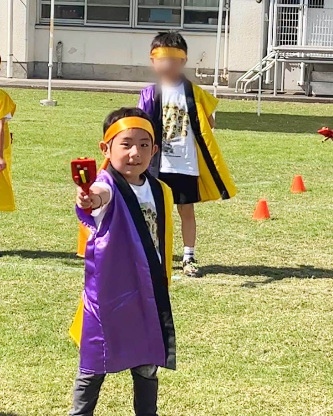 藤田志穂さんのインスタグラム写真 - (藤田志穂Instagram)「保育園最後の運動会、お疲れ様でした🙌 ・ 数年前の運動会では、保育士さんとずっと手を繋いでいて、一瞬たりとも踊らなかった子と本当に同一人物なの？！😳 ・ って位に、リレーや出し物や遊戯などなど。。。 ・ 本当に成長を感じる、最高な最後の運動会でした🥹🙏 ・ 普段 保育園で体操教室があって、バランス取ったり皆んなで扇をやったり、日々の成果を見せてくれたんだけど。。。 ・ 最後のブリッジだけ惜しかったな〜（最後の動画😂） ・ でも やる気は伝わる👍（笑） ・ 来年 小学生になった時の運動会は、どんな感じになるのか楽しみだ😋 ・ そして これから遠足やら発表会やら色々と行事があるけど、全部が「保育園最後」と思うと、何だか感慨深いもんですね🥲 ・ #保育園最後 #運動会 #ドヤ顔特集 #ちなみに #この帽子は #子鉄からの #リクエスト 😂 #最近 #ファッションチェック #してくるんだよな😂」10月17日 18時13分 - shiho_fujita44