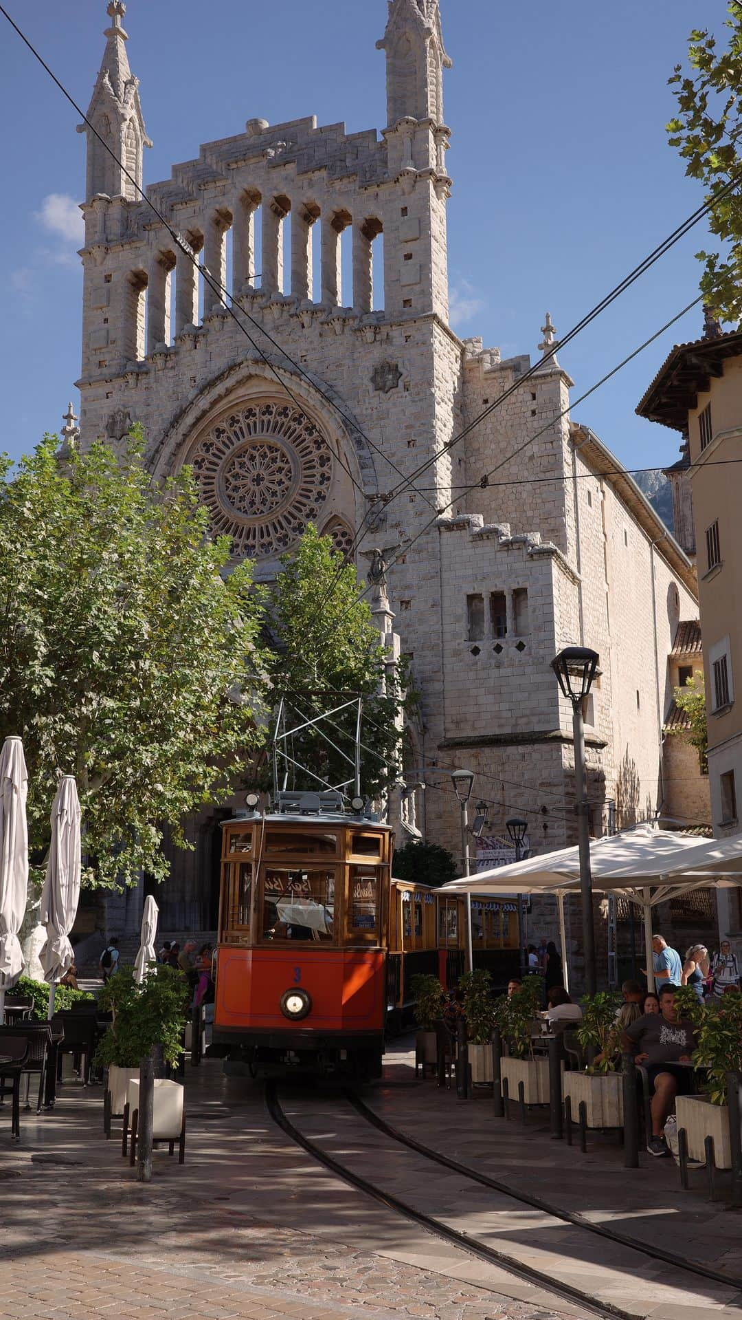 植野有砂のインスタグラム：「Fell in love with Soller… 🥹🫶🏻💕🚋 ソレルに行ったら絶対トラムに乗ってみて💓 #mallorca #soller」