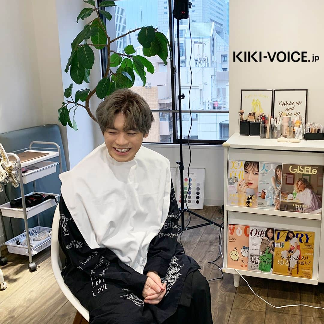 VOICE Newtypeさんのインスタグラム写真 - (VOICE NewtypeInstagram)「・ 「ボイスニュータイプ」のWEBサイト[KIKI]で連載中「#古川慎のここらで一息」 本日は撮影の際スタッフが収めた第67回のオフショットを公開📸  .  今回は、専門家の先生に #パーソナルカラー を診断してもらいました。 様々な色の布を胸元に当てて確認していくのですが、 それぞれの色によって顔色まで違って見えることに驚いていた古川さん。  果たして古川さんに似合う色は何色だったのか、 ぜひ記事でご確認ください！  .  プロフィールのURLからKIKIにアクセス▶@voice_newtype 連載記事は「Journal 連載」のバナーからチェックできます🥰  ▼記事URL https://kiki-voice.jp/journal/1714  .  #古川慎 #オフショット #KIKIVOICEJP #ボイスニュータイプ #voicenewtype #パーソナルカラー診断」10月17日 18時14分 - voice_newtype