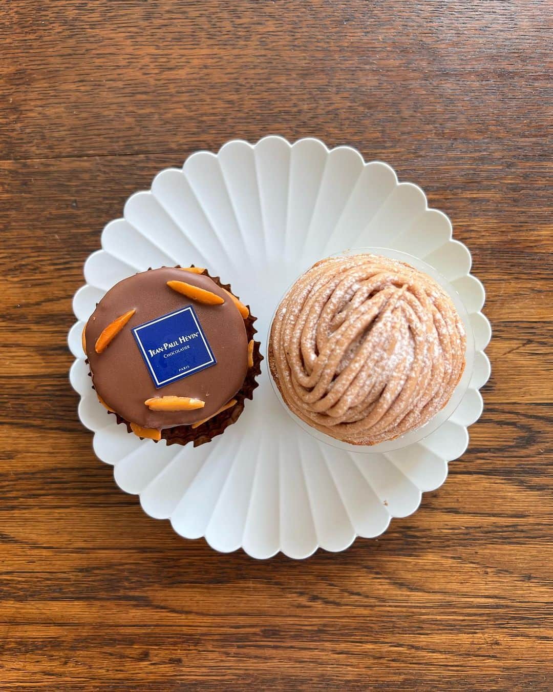 早川愛のインスタグラム：「🤎🤎🤎  だいすきなJPH🤎🤎🤎 @jeanpaulhevin_japon   このふたつ最高に美味しくてとろけて秒だった🥹 定番メニューにしてください🥺🤎  🎀今月限定 ロンシャンフィユテ  🎀週末限定 モンブラン  ・  #モンブラン #チョコレートケーキ #ジャンポールエヴァン #チョコレート #chocolate」