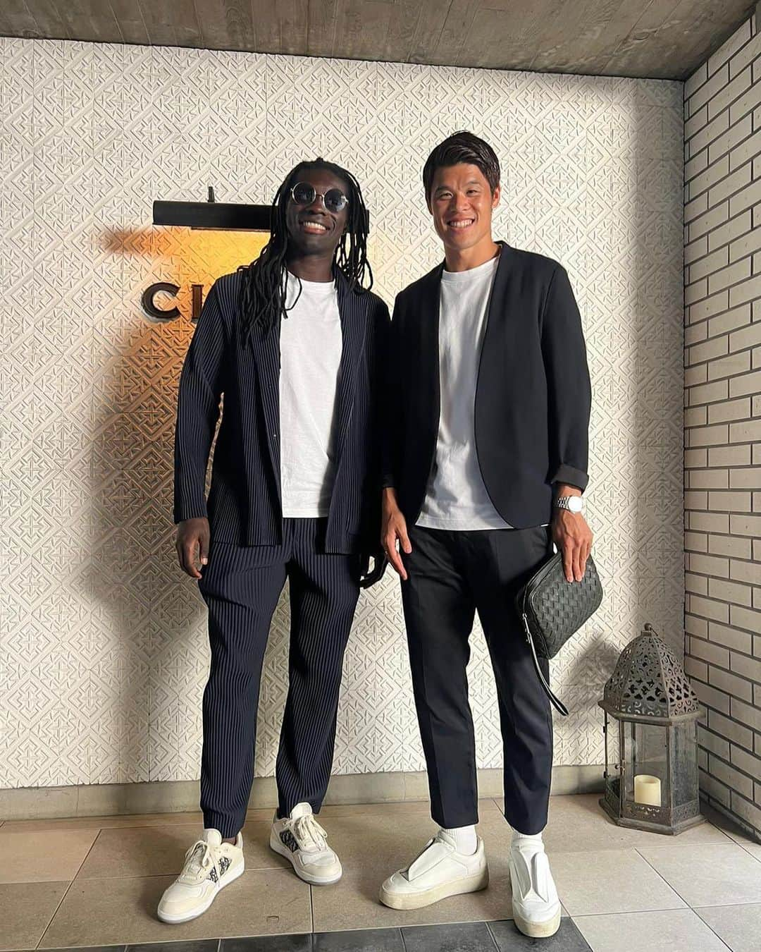 酒井宏樹のインスタグラム：「Meet with my big captain in Japan🙌 ⁡ マルセイユで一緒にプレーしてから7年ぶりの再会でした。こんなに大スターなのに日本の文化に馴染もうと努力したり周りの人に気を遣ったりと改めて偉大な方だなと思いました。 ⁡ Jリーグは残すところ後5試合ですが川﨑での活躍を願っています！ #Bafetimbi Gomis  #TeamOM」