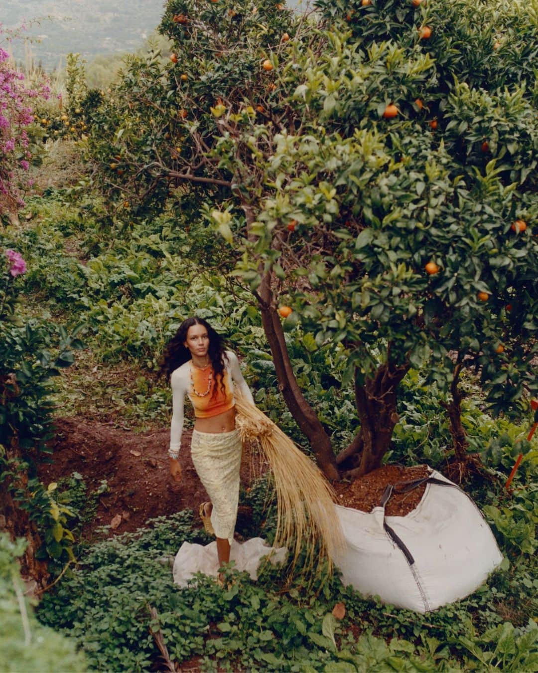 のインスタグラム：「Do you know what your clothes are actually made of? Checking the label on a new purchase may not usually be your first port of call, but you may be overlooking that your satin or mesh dress is actually made from polyester – a fossil-fuel derived synthetic. At the link in bio, #BritishVogue’s senior sustainability and features editor @Chan_Ely investigates why it’s important to understand what’s actually in your wardrobe.   @BinxWalton photographed by @DanMartensen and styled by @ClareRichardson1, with hair by @DavidHarborow, make-up by @LisaHoughton, set design by @CristinaRamosAtelier and production by CAP for the July 2023 issue of #BritishVogue.」