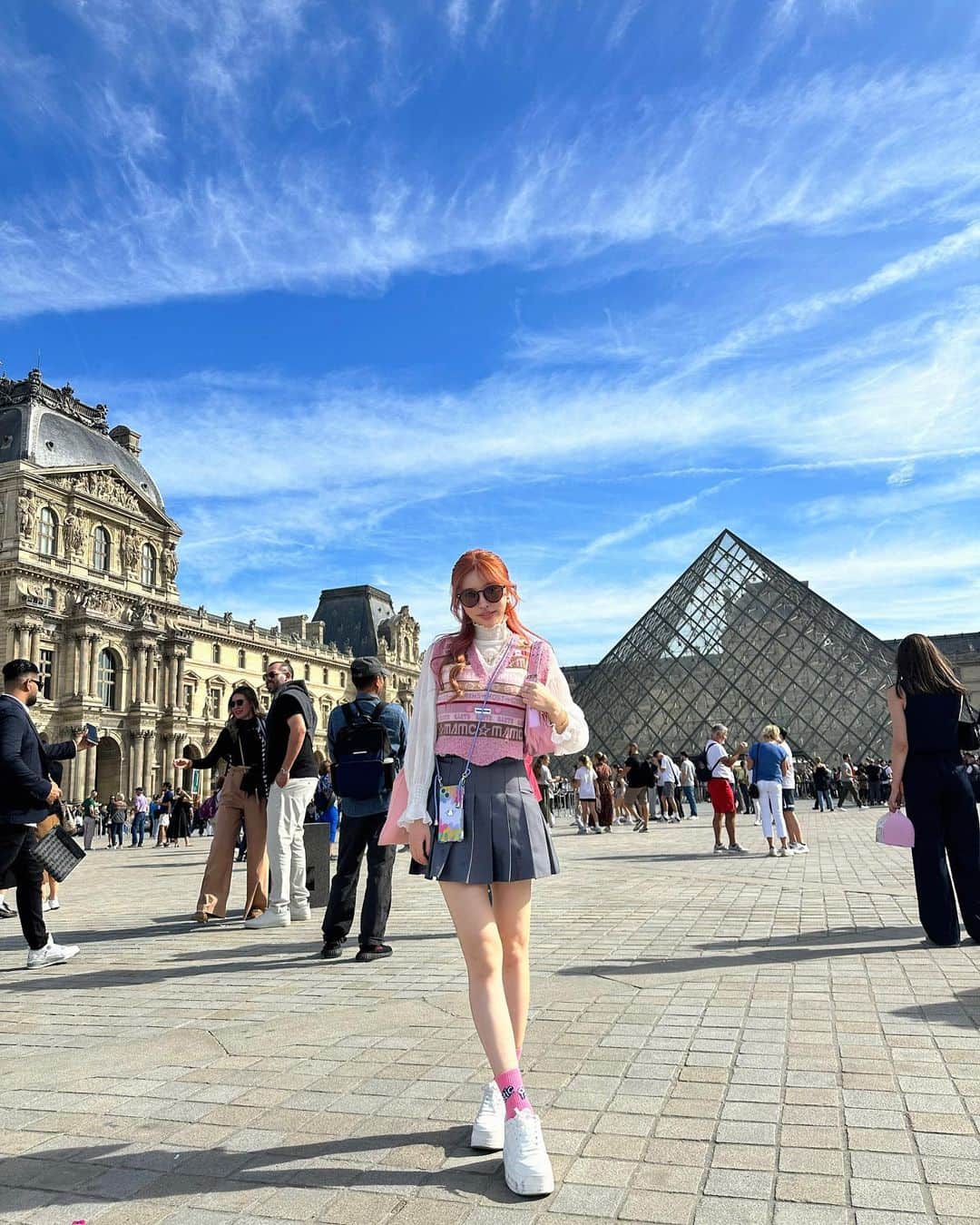 藤咲めいのインスタグラム：「パリ三度目にして、念願のルーブル行けました🫶🏻💓 広すぎて全部は見れなかったけど見たかったとこ回れた🥰  モナリザ並びすぎて遠めからww . . #paris #ルーブル美術館」