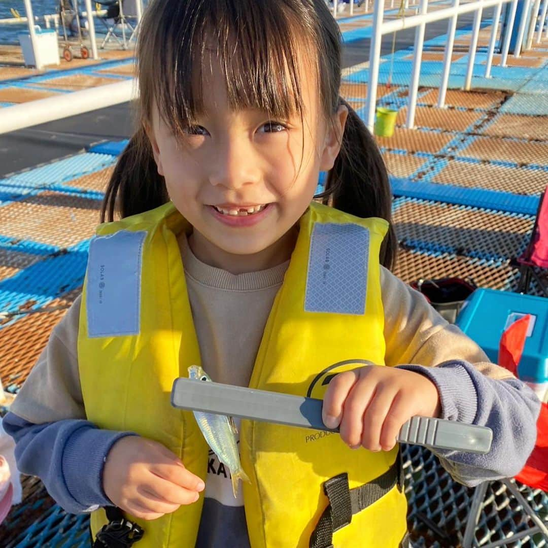 ゆうひなたのインスタグラム：「. . . ぱぱ、ゆうひないちかで 千葉県まで初魚釣り🎣！！ 朝4時から出発して 存分に楽しんだみたい🥰. . . みんなが頑張って釣ってきた魚を おかんが頑張って調理！ 鱗取るのが大変やった🤣🤣. . . 全部美味しかったけど カマスが断トツ美味しすぎた🥹❣️. . .」