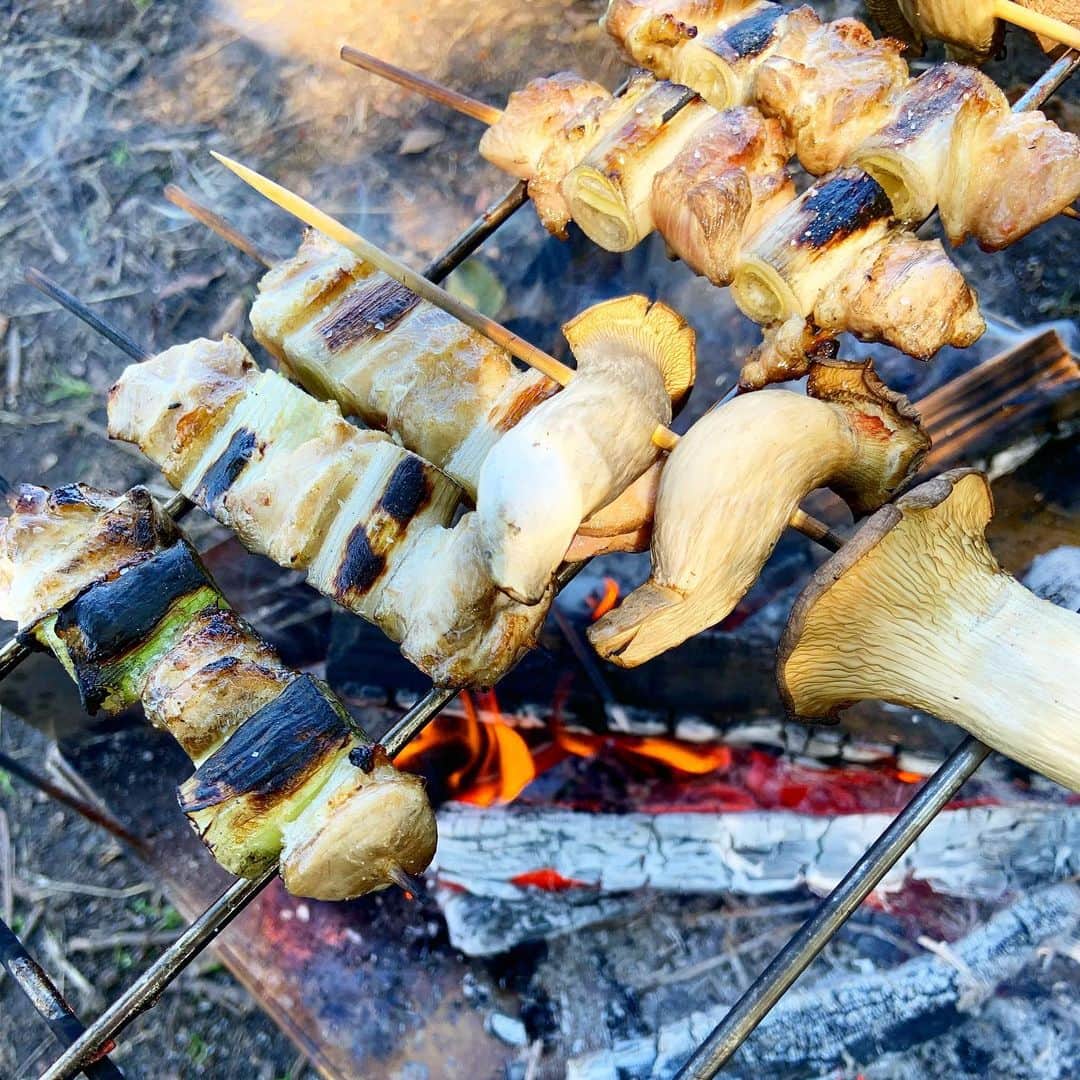 You Iwamotoのインスタグラム：「本日のお昼は焚き火で焼き鳥。」