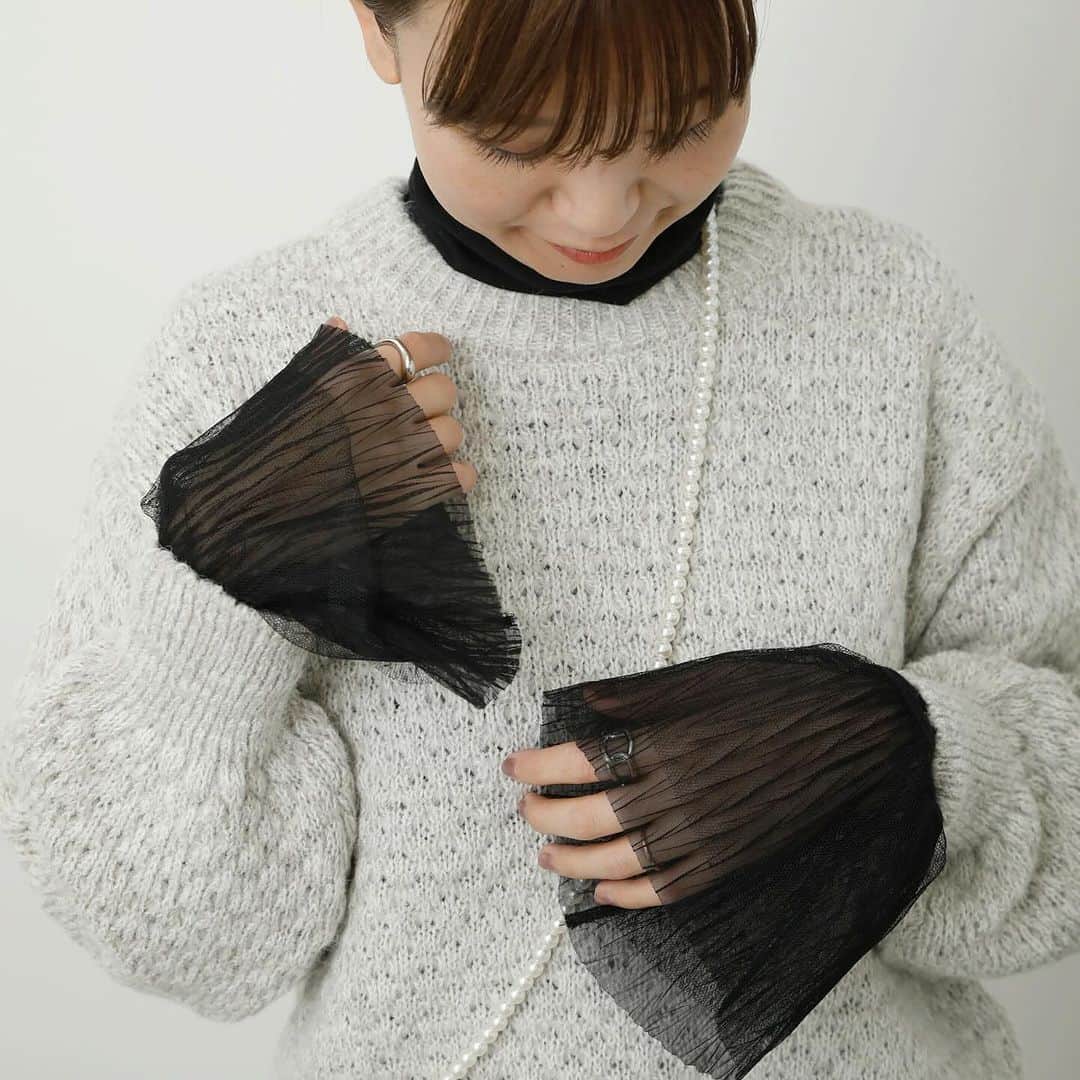 のインスタグラム：「【Recommend Item】 ⁡ 袖口にあしらったフレアなドットチュールがカジュアルコーデに甘さをプラスするトップス。 ⁡ ニットやスウェット、ワンピースに重ねるだけで旬なスタイリングが完成する、これからの季節に活躍するアイテム。 ⁡ 柔らかなタッチの生地感で着心地も抜群です。 ⁡ ------------------------------------------ ⁡ #pullover ¥3,960(tax incl.) _No.1213099 off-white/black ⁡ ------------------------------------------ ⁡ ※商品画像は、撮影環境やご利用のPC・スマートフォンのモニター環境などにより実物と色味に差異がある場合がございます。 ⁡ ⁡ #lugnoncure #ルノンキュール #オフコーデ #キレイめカジュアル #オフスタイル #休日コーデ #大人カジュアル #カジュアルコーデ #レイヤード #チュール #インナー #2023aw #canshopig #fashion」