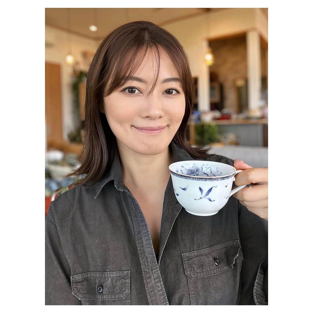 羽舞咲さんのインスタグラム写真 - (羽舞咲Instagram)「🎗SLOW GREEN COFFEE ⁡ コーヒーを飲めないわたしが 毎日1杯飲んでいるコーヒー！？  自分でもビックリしてるのでシェアします！ ⁡ そ　れ　は ⁡ 『スローグリーンコーヒー』 ⁡（ @slowgreencoffee ）  ✦カフェインが焙煎コーヒーの1/4 ✦抗酸化力（ORAC値）が焙煎コーヒーの22倍 ✦生豆の豊富な栄養素が取れる ✦100%無農薬有機栽培の生豆を使用 ⁡ そう… ⁡ グリーンコーヒー（＝生豆）に含まれる クロロゲン酸は ⁡ シワ、しみ、糖尿病、動脈硬化など生活習慣病の 原因となる活性酸素の働きを防止する 「抗酸化力（ORAC値）」があり アンチエイジングのサプリにも使われている栄養素 ⁡ コーヒーが美容にもカラダにもいいなんて！？ ⁡ し　か　も ⁡ 胃が痛くならない！！ 味もまろやかでおいしく飲める！！  自然でいいものをつくってくれて感謝！！ ⁡ コーヒー好きの家族も 優しくておいしいと言って飲んでます  よかったら味わってみてね♪ (*´-`*) ⁡ ┅┅┅┅┅┅┅┅┅┅┅┅┅┅┅┅┅┅┅┅ ⁡ 🎧神宮前ラジオ 「羽舞咲のゆるゆるビューティ研究所」 （毎週水曜日オンエア） ⁡ 心を込めてお届けします♡ ⁡ @herbemi プロフィールリンクをチェック！！ ⁡ ┅┅┅┅┅┅┅┅┅┅┅┅┅┅┅┅┅┅┅┅ ⁡ #サスティナブル #風の時代 #シンプルライフ #ライフシフト #スローライフ #ヘルシーライフ #セルフラブ #ナチュラルライフ #癒し時間 #旅する人生 #ウェルネスライフ #自分らしく生きる #地方移住 #五島列島 #スローヴィレッジ #スローグリーンコーヒー #羽舞咲」10月17日 18時22分 - herbemi