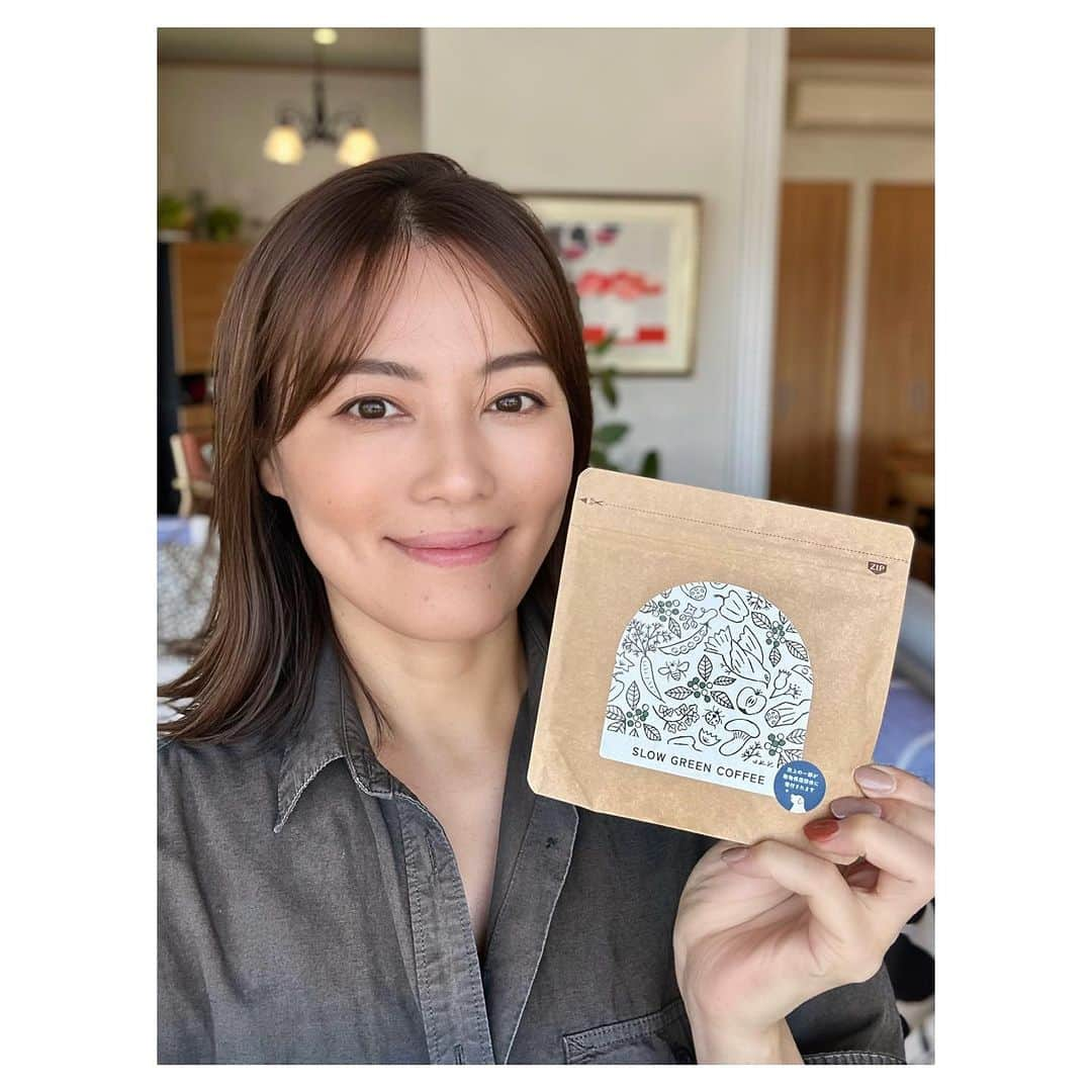 羽舞咲さんのインスタグラム写真 - (羽舞咲Instagram)「🎗SLOW GREEN COFFEE ⁡ コーヒーを飲めないわたしが 毎日1杯飲んでいるコーヒー！？  自分でもビックリしてるのでシェアします！ ⁡ そ　れ　は ⁡ 『スローグリーンコーヒー』 ⁡（ @slowgreencoffee ）  ✦カフェインが焙煎コーヒーの1/4 ✦抗酸化力（ORAC値）が焙煎コーヒーの22倍 ✦生豆の豊富な栄養素が取れる ✦100%無農薬有機栽培の生豆を使用 ⁡ そう… ⁡ グリーンコーヒー（＝生豆）に含まれる クロロゲン酸は ⁡ シワ、しみ、糖尿病、動脈硬化など生活習慣病の 原因となる活性酸素の働きを防止する 「抗酸化力（ORAC値）」があり アンチエイジングのサプリにも使われている栄養素 ⁡ コーヒーが美容にもカラダにもいいなんて！？ ⁡ し　か　も ⁡ 胃が痛くならない！！ 味もまろやかでおいしく飲める！！  自然でいいものをつくってくれて感謝！！ ⁡ コーヒー好きの家族も 優しくておいしいと言って飲んでます  よかったら味わってみてね♪ (*´-`*) ⁡ ┅┅┅┅┅┅┅┅┅┅┅┅┅┅┅┅┅┅┅┅ ⁡ 🎧神宮前ラジオ 「羽舞咲のゆるゆるビューティ研究所」 （毎週水曜日オンエア） ⁡ 心を込めてお届けします♡ ⁡ @herbemi プロフィールリンクをチェック！！ ⁡ ┅┅┅┅┅┅┅┅┅┅┅┅┅┅┅┅┅┅┅┅ ⁡ #サスティナブル #風の時代 #シンプルライフ #ライフシフト #スローライフ #ヘルシーライフ #セルフラブ #ナチュラルライフ #癒し時間 #旅する人生 #ウェルネスライフ #自分らしく生きる #地方移住 #五島列島 #スローヴィレッジ #スローグリーンコーヒー #羽舞咲」10月17日 18時22分 - herbemi