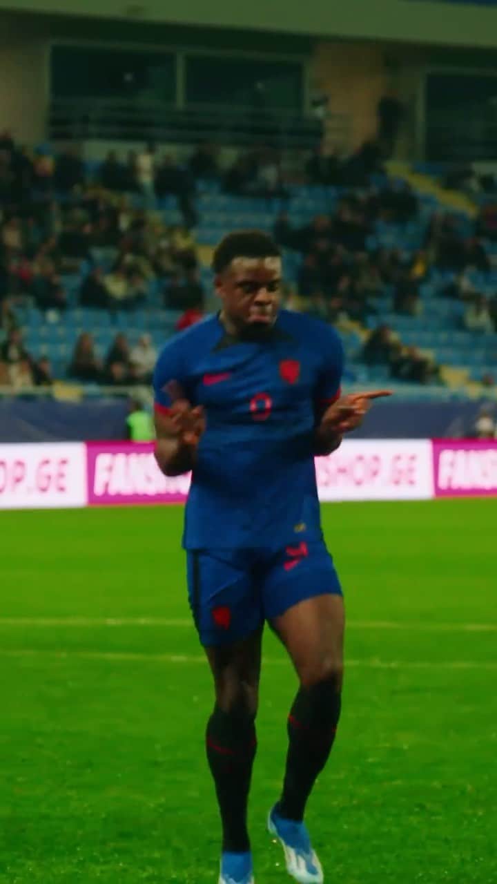 サッカー オランダ代表チームのインスタグラム：「#TheNextUp was rocking it in Georgia! 🎸🕺  Recognize the celebration @jeremiefrimpong22? 😜  #GEONED」