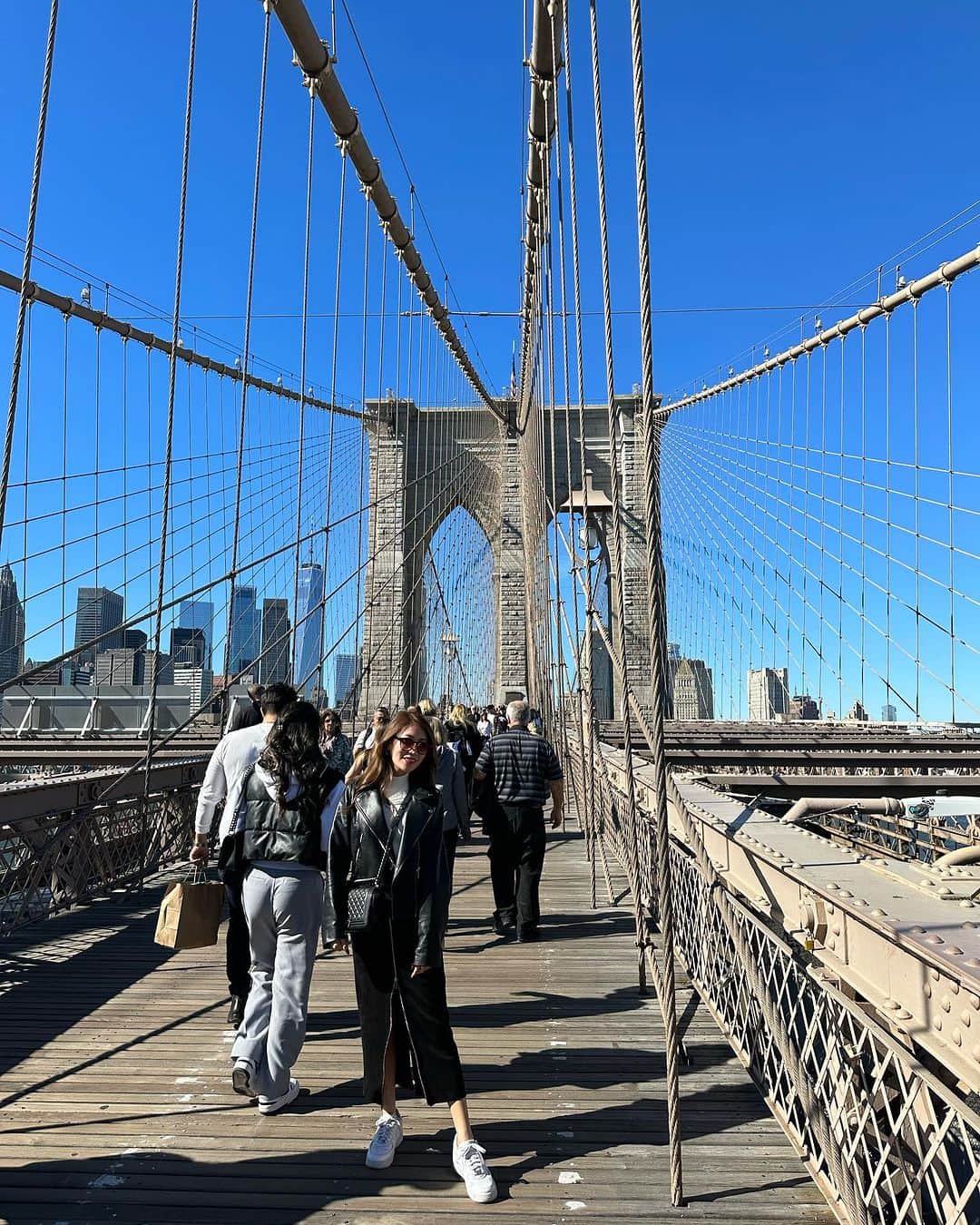 齋藤菜月さんのインスタグラム写真 - (齋藤菜月Instagram)「橋が好き 第二弾 #brooklynbridge ✨ 顔が陰になってたから明るくしたら すごい空の色になっちゃった😂 2枚目から加工なしです！  ブルックリンからマンハッタンまで歩いて渡ったよお☀️  お天気最高で 景色も綺麗だったあ  マンハッタン側に戻って SOHOでお買い物して 🚃でMoMAに❣️  現代アートより 古典的なものが好き😊  また大好きなゴッホも見れて ダリ、 アンリルソー、 モネに癒された🪷  旅行に行くと必ず美術館巡りしてる🖼️ #星月夜 #記憶の固執 #アンリルソー#夢 #MoMA」10月17日 18時23分 - irisnacchi