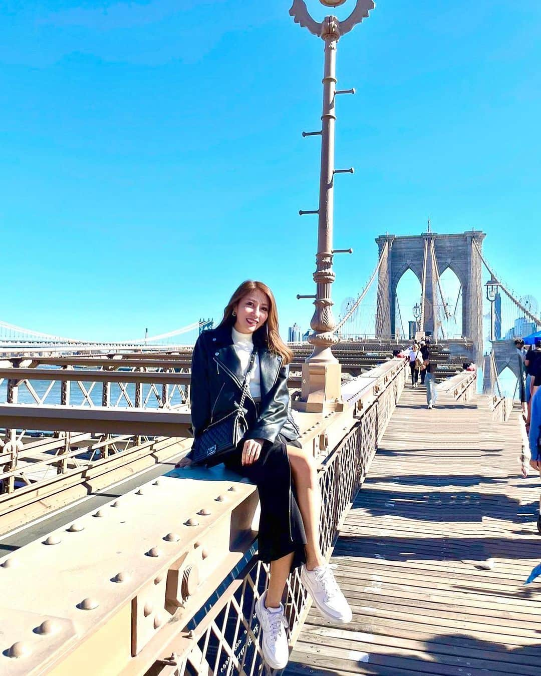 齋藤菜月のインスタグラム：「橋が好き 第二弾 #brooklynbridge ✨ 顔が陰になってたから明るくしたら すごい空の色になっちゃった😂 2枚目から加工なしです！  ブルックリンからマンハッタンまで歩いて渡ったよお☀️  お天気最高で 景色も綺麗だったあ  マンハッタン側に戻って SOHOでお買い物して 🚃でMoMAに❣️  現代アートより 古典的なものが好き😊  また大好きなゴッホも見れて ダリ、 アンリルソー、 モネに癒された🪷  旅行に行くと必ず美術館巡りしてる🖼️ #星月夜 #記憶の固執 #アンリルソー#夢 #MoMA」