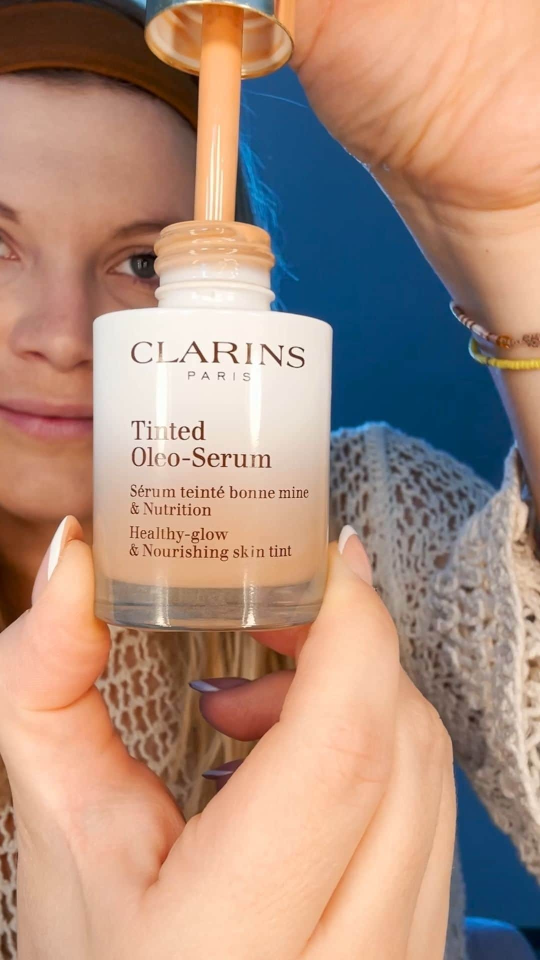 Clarins Italiaのインスタグラム：「Less is More con il nuovo Tinted Oleo-Serum 🤩✨  Parola d’ordine? #GLOW. La differenza sulla pelle si percepisce fin dalla prima applicazione: questo fondotinta in siero dalla texture straordinaria, leggera e impalpabile, permette di modulare facilmente la coprenza per un risultato ideale, su misura… sempre super luminoso!  #Clarins #ClarinsItalia #LetsShine #TintedOleoSerum #FondotintaSiero #DailyRoutine #beautytips #new」