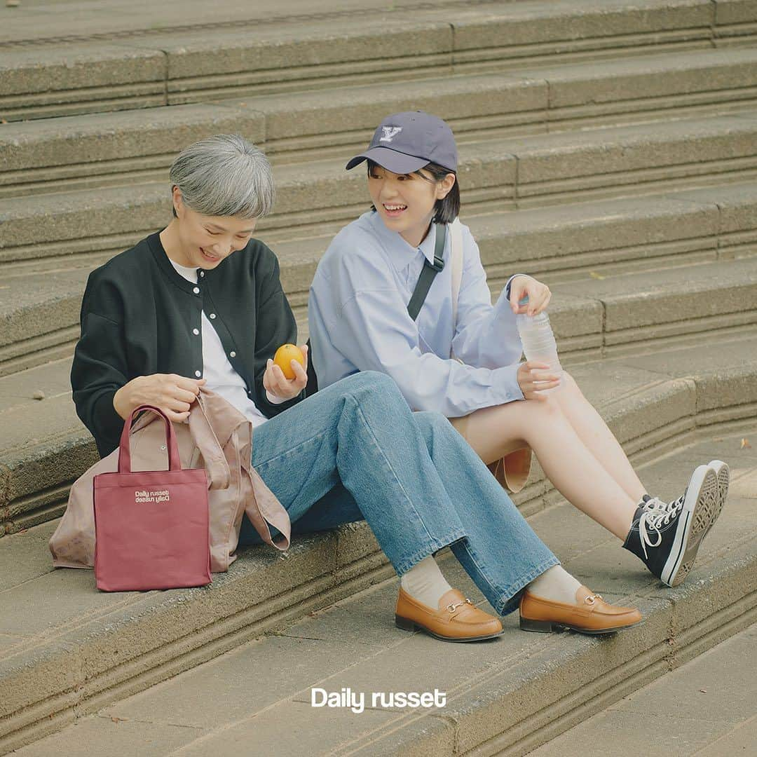 Daily russetさんのインスタグラム写真 - (Daily russetInstagram)「【こんにちは。 】  「Daily russet」は、 ー 何気ない日常を楽しみたい。 ー 気取らず、いつも等身大のわたしでいたい。 そんな想いを持った全ての方に届けたい、デイリーアイテムです。  学校も、仕事も、お散歩も、誰かと過ごす時間も、様々な日常に寄り添い、毎日使いたくなるアイテムをご提案します。  「Daily russet について」を更新しました。 詳しくはプロフィールのハイライトからご確認ください。  _________________________  ［Daily russet］  母も、わたしも、家族で選べるデイリーアイテム。 気取らずに、いつも等身大のわたしで。  ◻︎詳しくはこちらから @daily_russet  _________________________  ※現在はオンラインストアのみの販売となります。 . .  #dailyrusset #デイリーラシット #dailyrusset_2023  #バッグ #トートバッグ #ショルダーバッグ #リュック #スマホショルダー #ポーチ #サブバッグ #お仕事バッグ #通勤バッグ #通学バッグ #お出かけバッグ #雨の日バッグ」10月17日 18時30分 - daily_russet