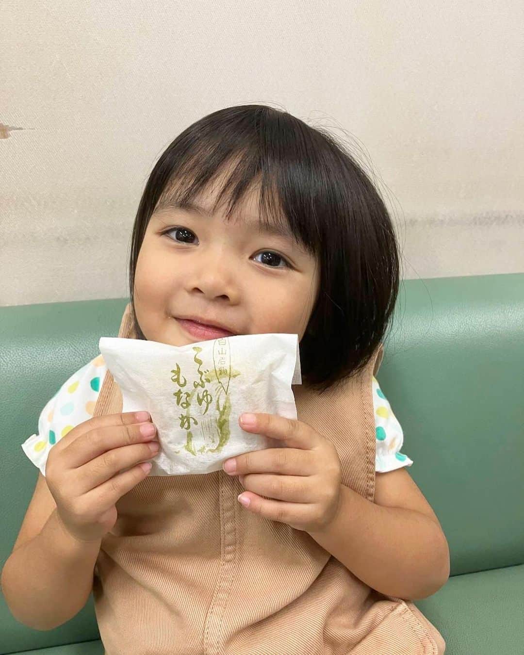 下剋上球児のインスタグラム：「🍬🍪🍭  なぎさがゲットしたのは、 下剋上球児の舞台、三重県のお菓子#こぶゆもなか✨✨  とってもご満悦のなぎさちゃんです😍  #tbs #日曜劇場 #下剋上球児 #南雲なぎさ #こぶゆもなか #白山名物」