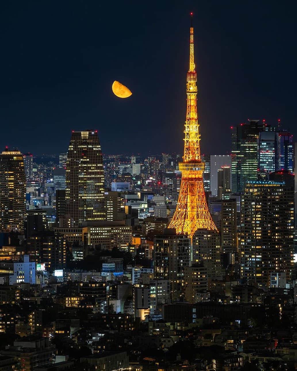 東京タワーのインスタグラム：「. 10月3日より、ランドマークライトが 冬バージョンに変わりました！   夏と冬。  ライトアップには それぞれの良さがありますが、  温かみのある冬のランドマークライトの方が 人気のようです！   夜空に浮かぶお月様も、 なんとなく落ち着いて見えるのは 気のせいでしょうか（笑）✨   本日は、Your Tokyo Tower🗼から @kenken710 さんのお写真をご紹介！   素敵なお写真をありがとうございました😊  --------------------------------  【 お知らせ 】  ■ Your Tokyo Tower 🗼  # your_tokyotowerで あなたの東京タワーをリポスト！  @tokyotower_official の タグ付けをしてくれると見つけやすいよ！  皆様からの投稿 どしどしお待ちしております！  ■ 公式LINE  東京タワー公式LINEでは 東京タワーのイベント情報を お届けしています！  詳細はプロフィールにあるリンクから↓ @tokyotower_official  --------------------------------  #東京タワー #東京タワー🗼  #tokyotower #tokyotower🗼  #月 #moon」
