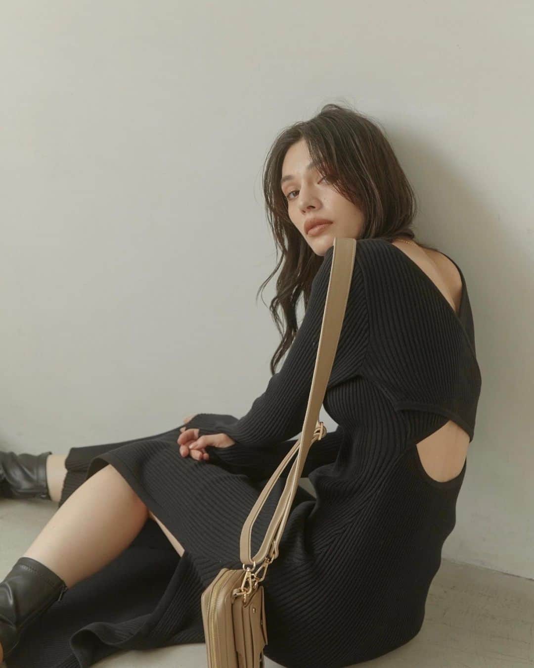 のインスタグラム：「#recommend ✔︎Back cross slit ワンピース ¥15,400(tax in) . . 詳しくはWEB STORE(@acym_official )のTOP URLよりご覧ください。  #ACYM #ootd #outfit #coordinate #ロングワンピース #ワンピースコーデ #ニット #ニットコーデ #秋服 #冬服」